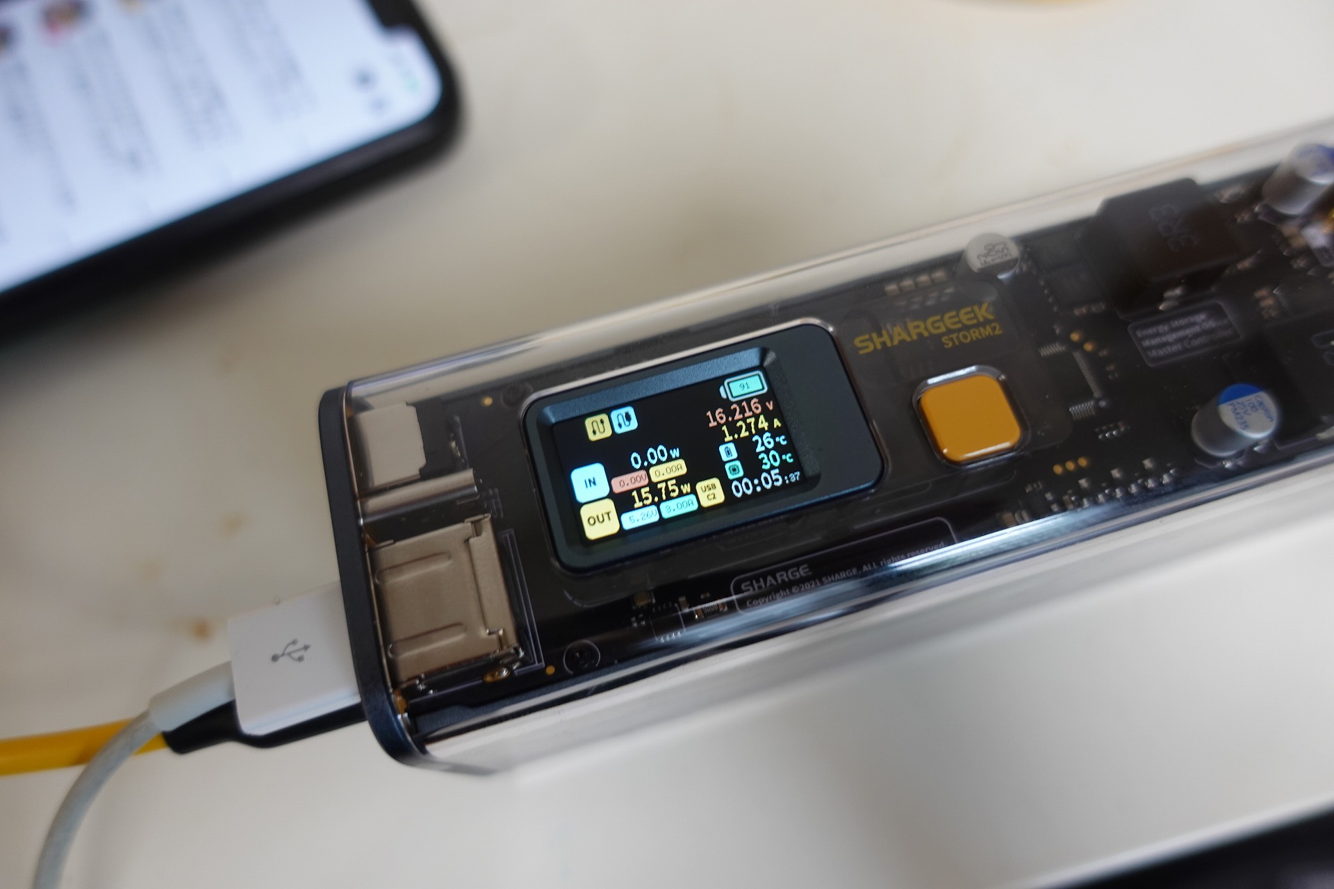 ディスプレイには出力の状態が表示できる。最大合計100Wの出力が可能。