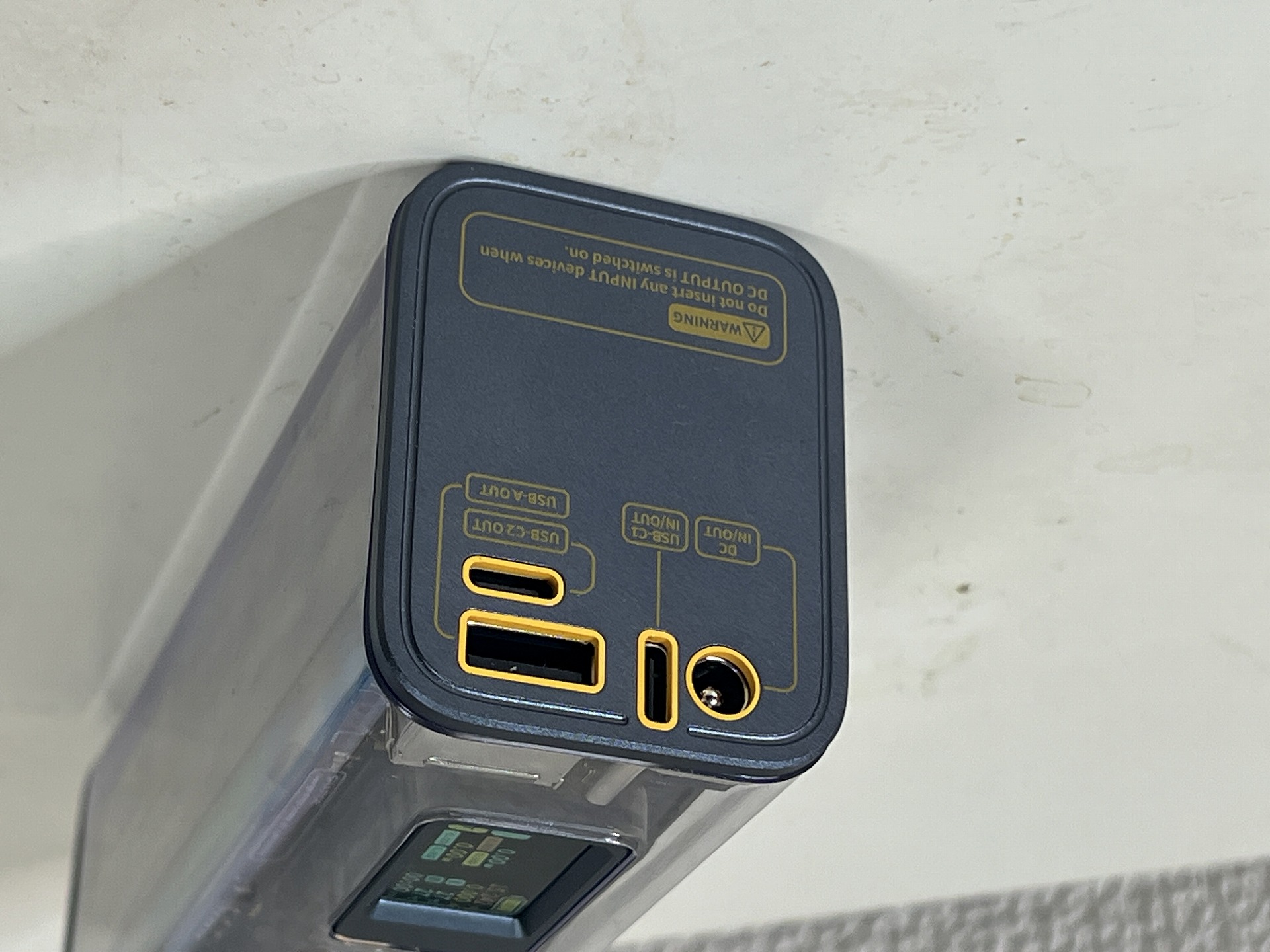 複数の入出力端子を用意。DC入出力端子は細かな出力設定ができる。