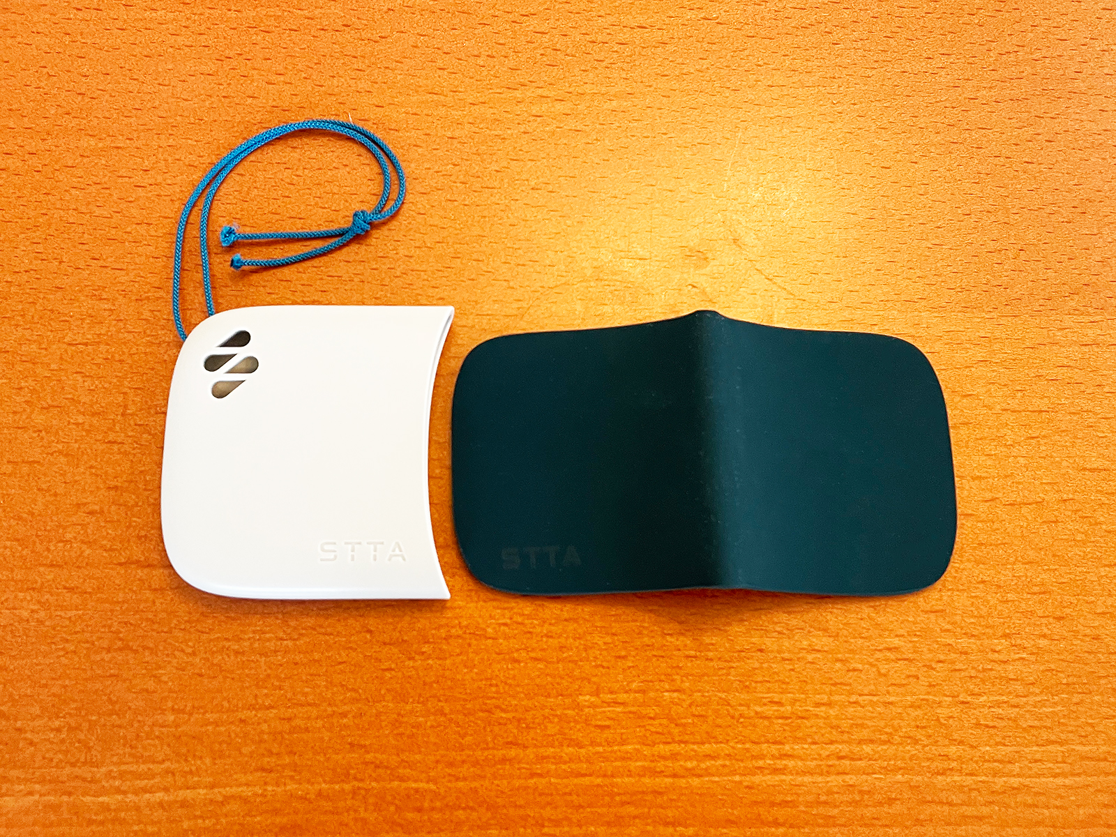 アイオンの吸水シート「STTA（スッタ）」見た目も手触りも、テロンとした感じの小さなシートです。