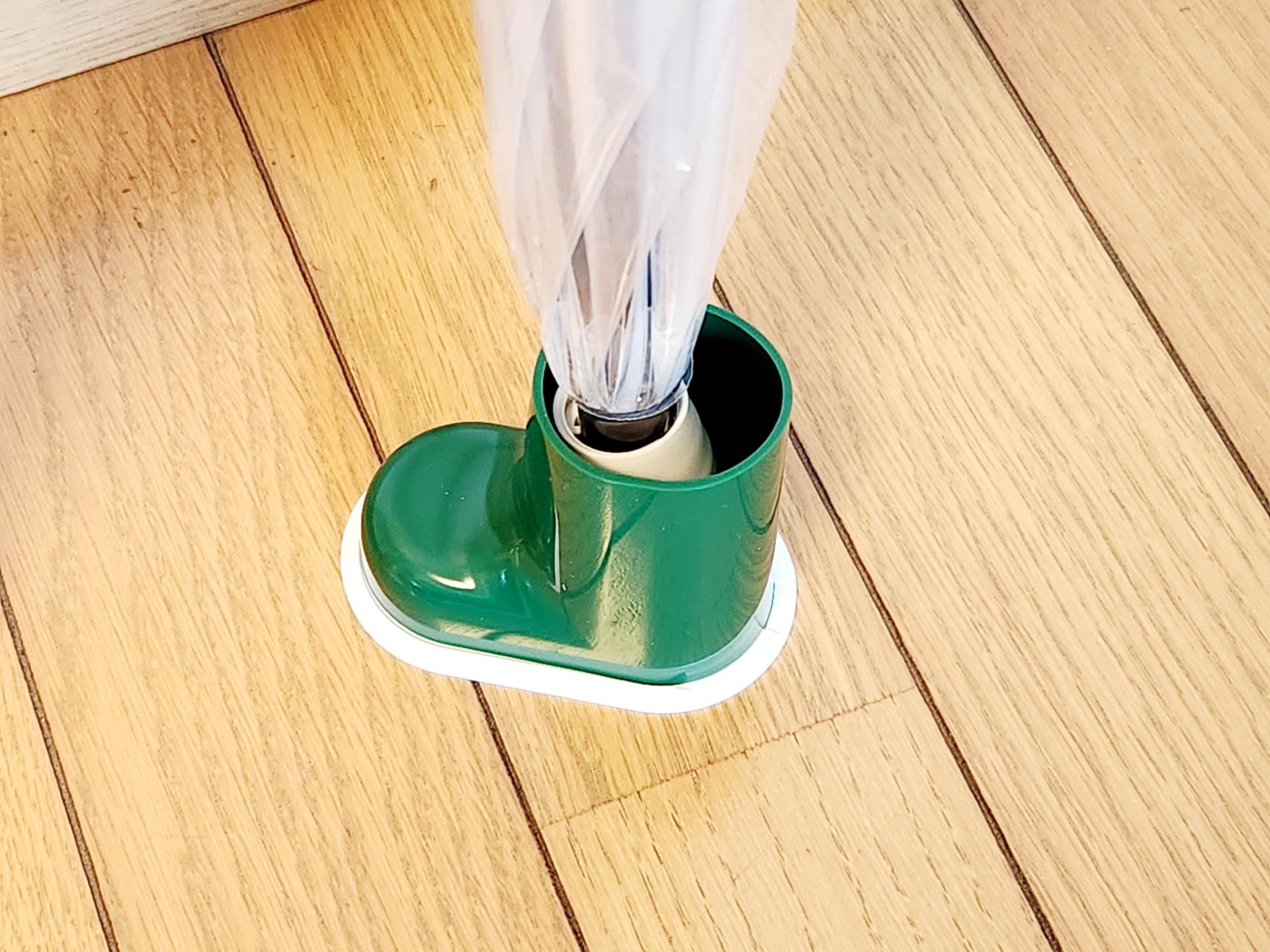 自立以外に雨の日の水滴の受け皿にもなるカサアシ