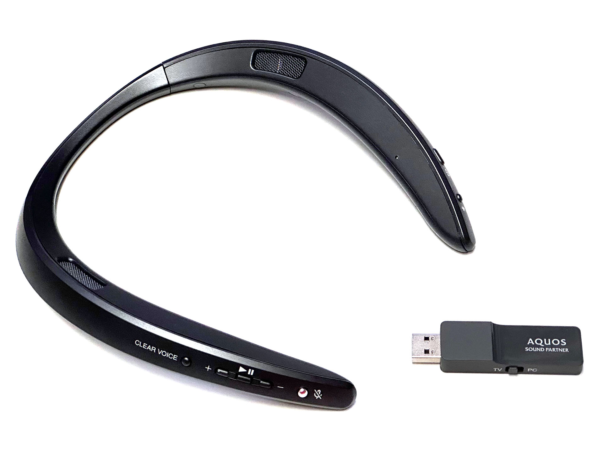 音源との接続は無線で、Bluetoothもしくは付属の送信器を使う。