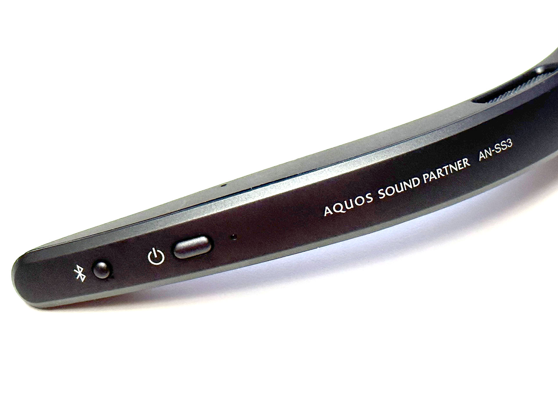 AN-SS3の左側前方に、電源やBluetooth関連のボタンがある。左手で操作することになる。