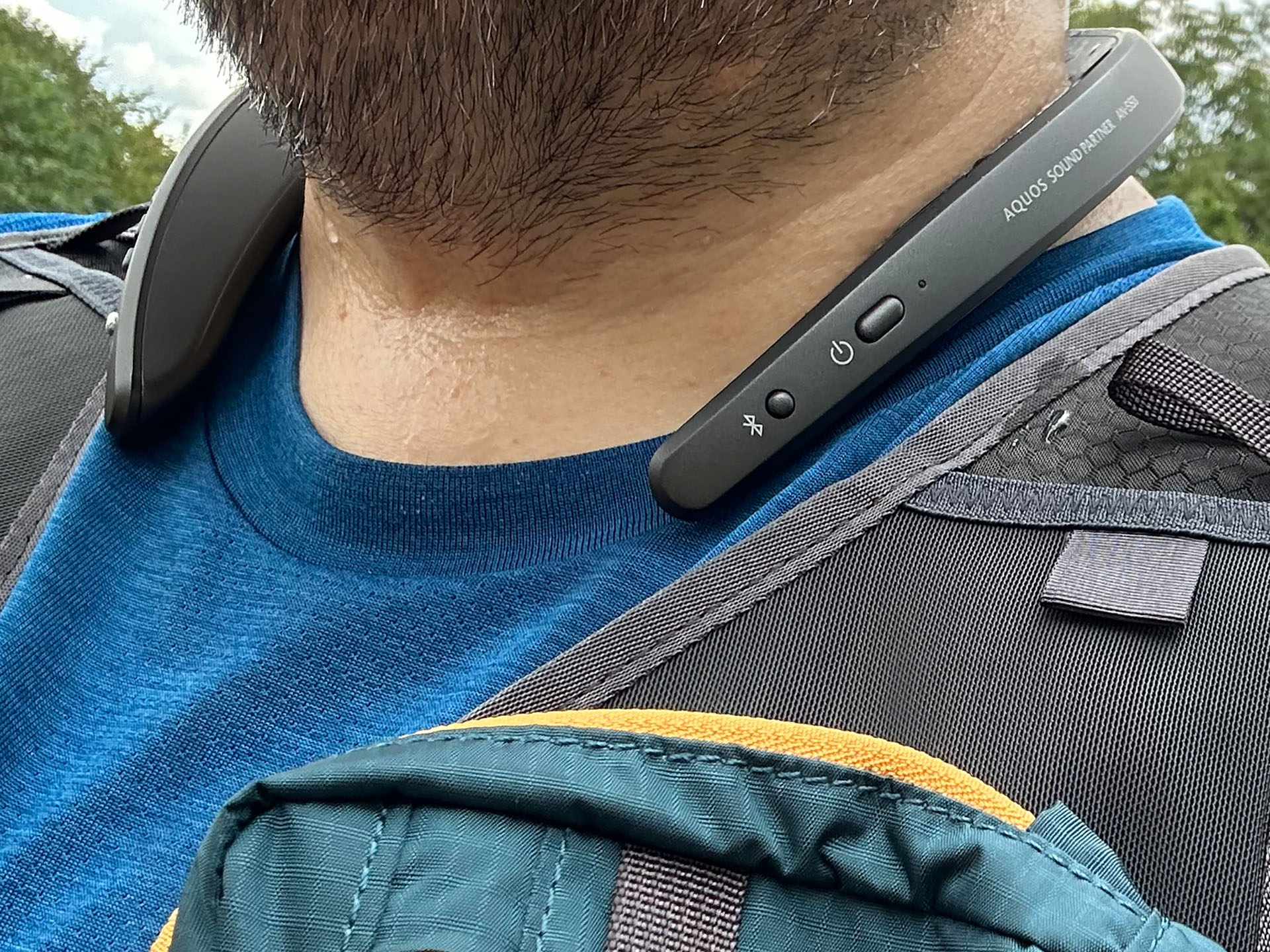 別の角度から。やはり汗が……。首とAN-SS3が接触するところが汗の流れ道になっていることもわかる。