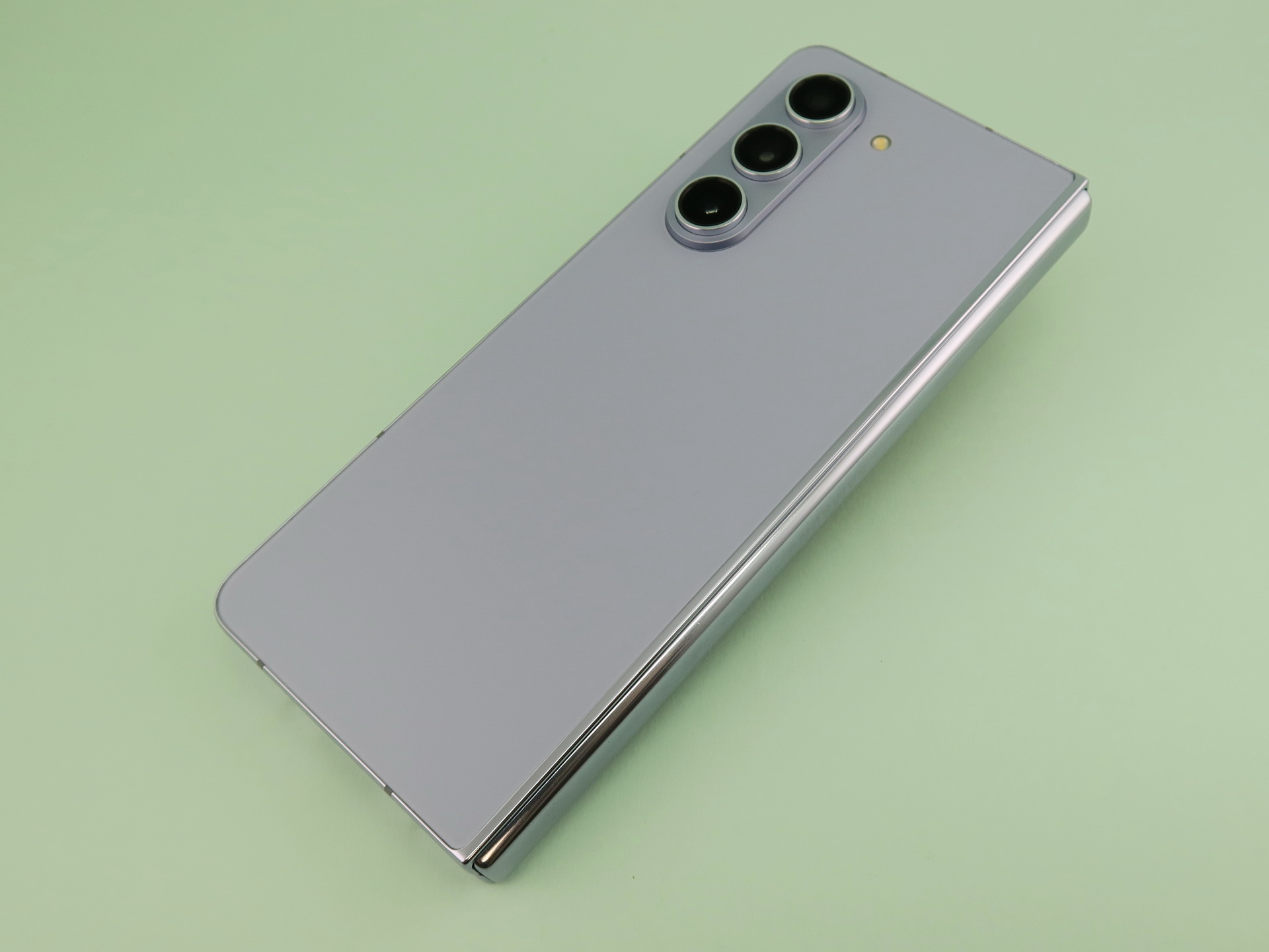 背面はフラットでさらっとした仕上がり。ヒンジの構造が変わったことで、置いた状態でもヒンジ側（右手前側）がスリムに仕上げられている