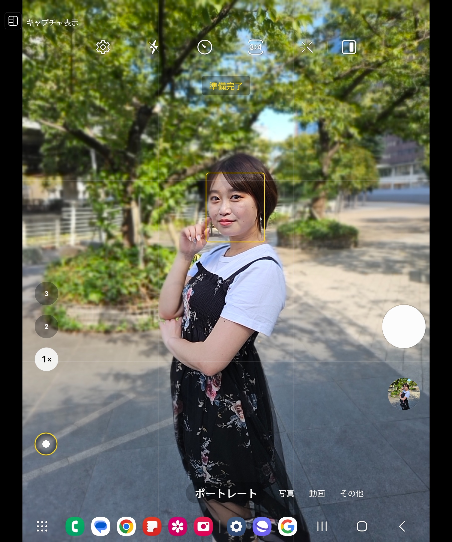 カメラを起動したときのファインダー画面。メインスクリーンに表示したときは、撮影モードと設定のアイコンは上下のままだが、倍率アイコンが左、シャッターが右に、それぞれ移動する