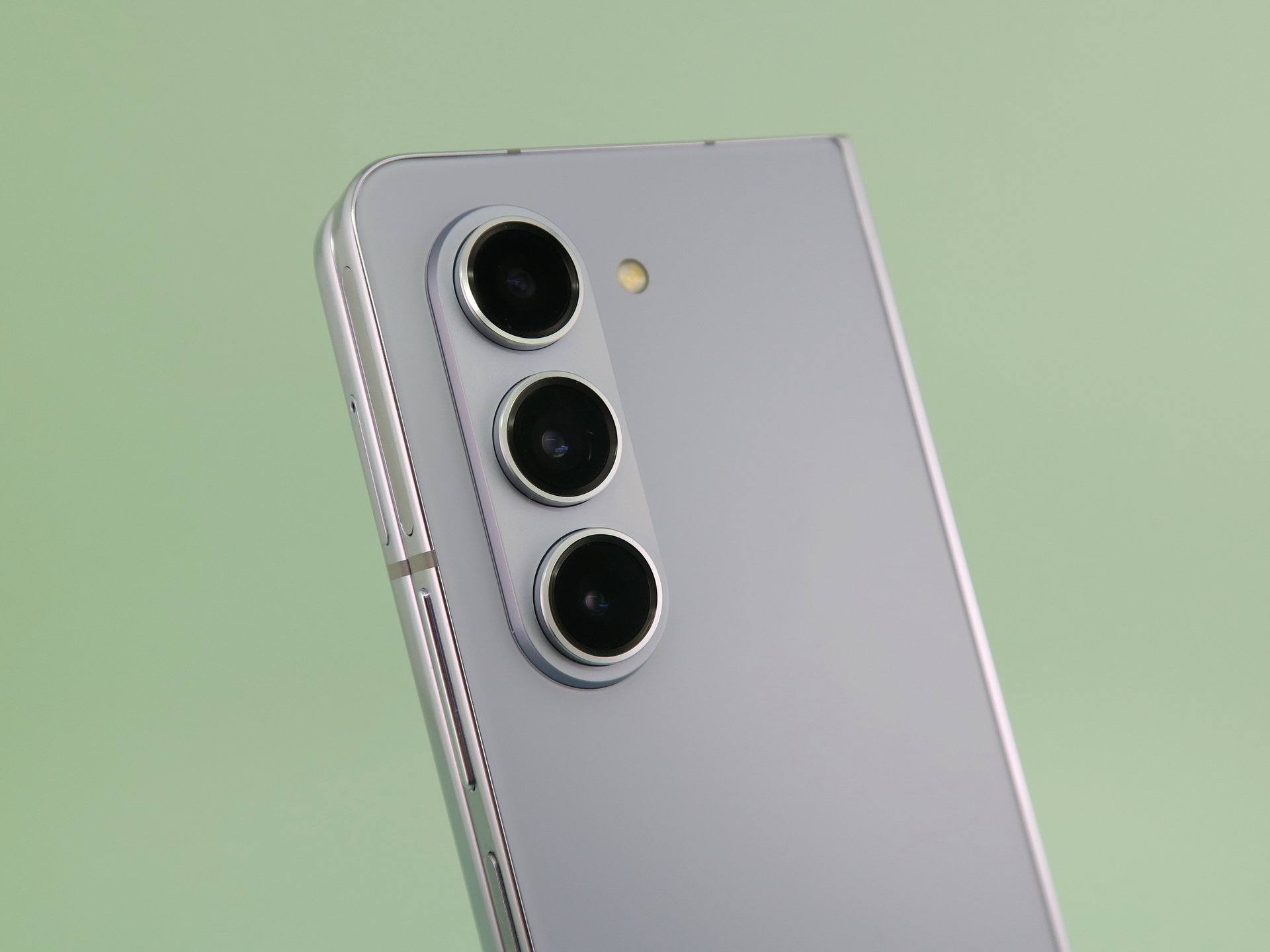 右側筐体の背面に備えられたトリプルカメラ。「Galaxy S23」シリーズなどと同じ三眼デザインを採用