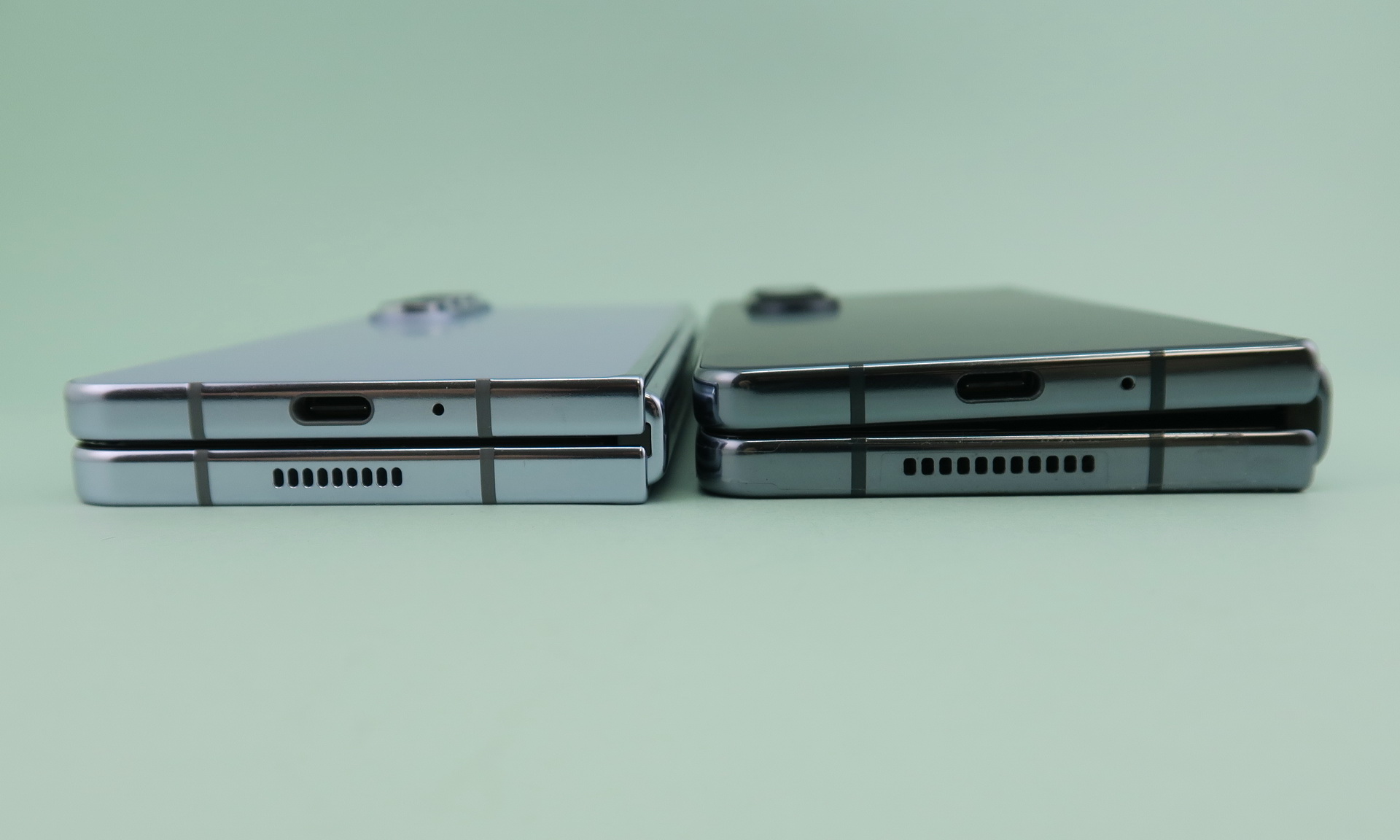 フラットなカバーディスプレイ側を下に向けて置くと、「Galaxy Z Fold4」（右側）がくさび形になっていることがよくわかる。「Galaxy Z Fold4」（左側）はほぼフラットな仕上がり