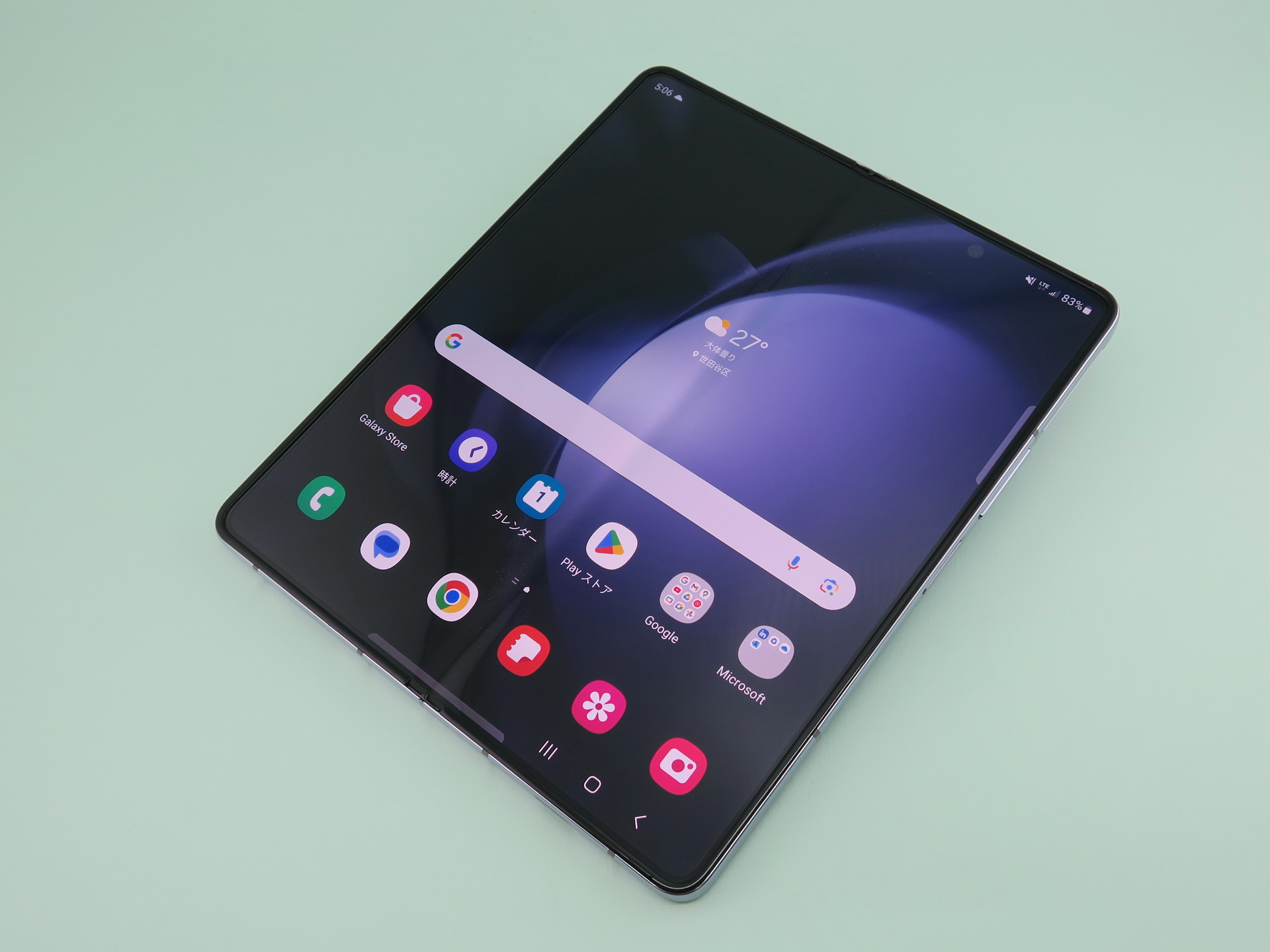 本体を開いた状態。ヒンジの構造を一新したことで、端末を開きやすくなった