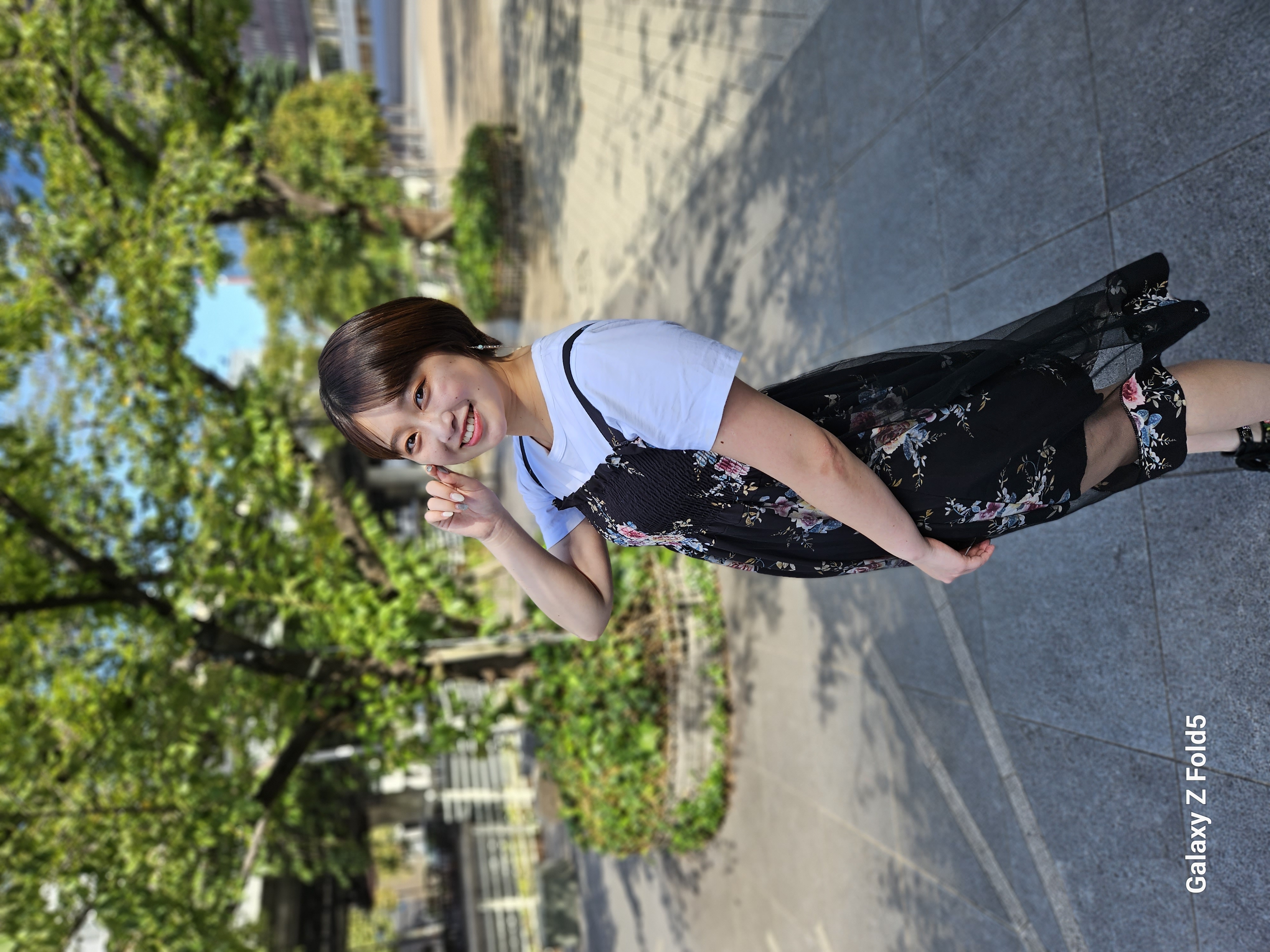 ポートレートで撮影。「ギャラリー」アプリではこの状態から背景のボケなどを簡単に編集可能。モデル：葵木ひな（Twitter：<a href="https://twitter.com/hina1006ta_aoki">@hina1006ta_aoki</a>、Instagram：<a href="https://www.instagram.com/hina_aoki_official/">hina_aoki_official</a>、所属：<a href="http://bonbon-famin.com/">ボンボンファミン・プロダクション</a>）