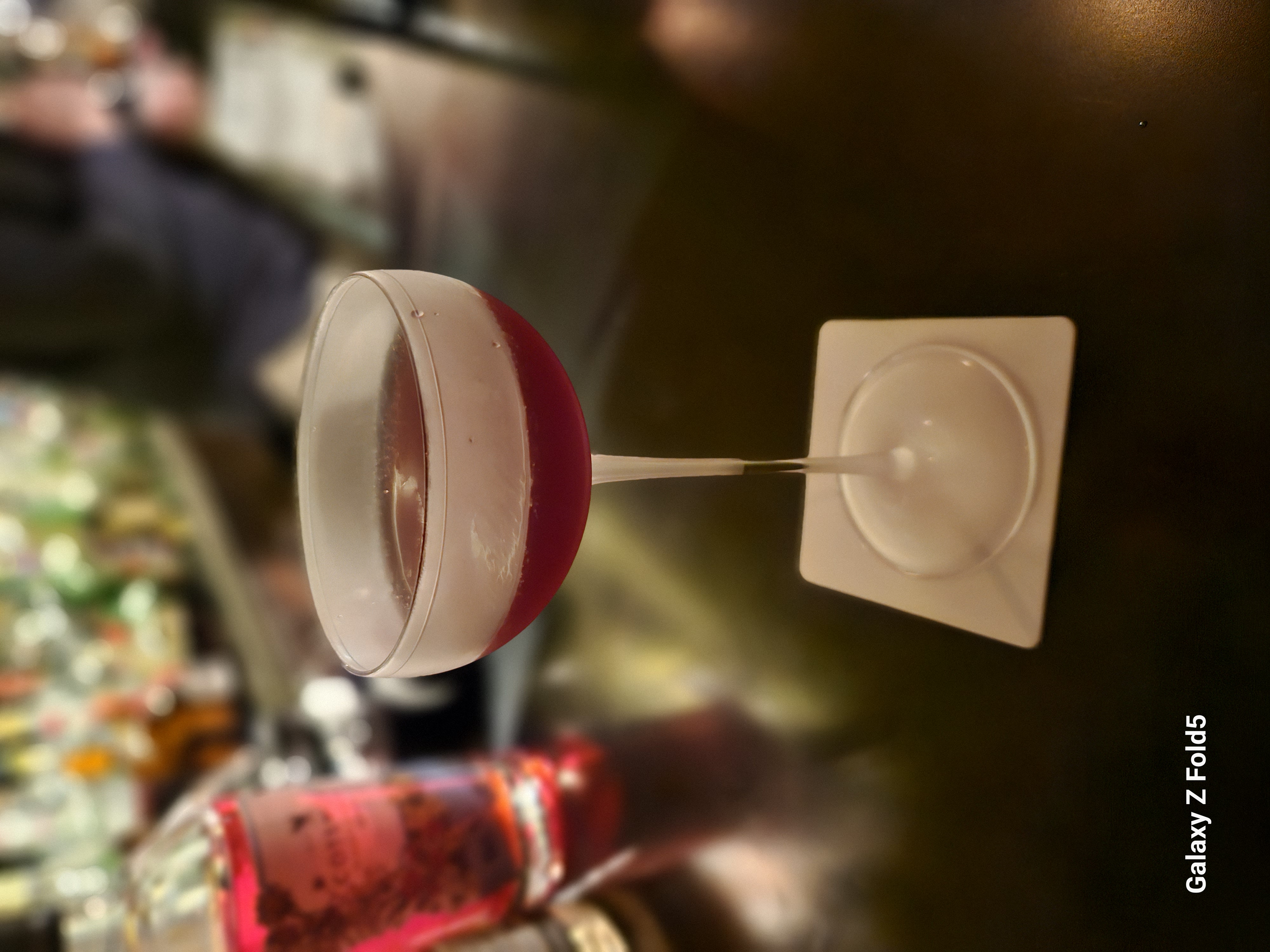 いつもの薄暗いバーで撮影。カクテルの色合い、グラスの曇り具合い、背景のボケなど、Galaxyらしい仕上がり