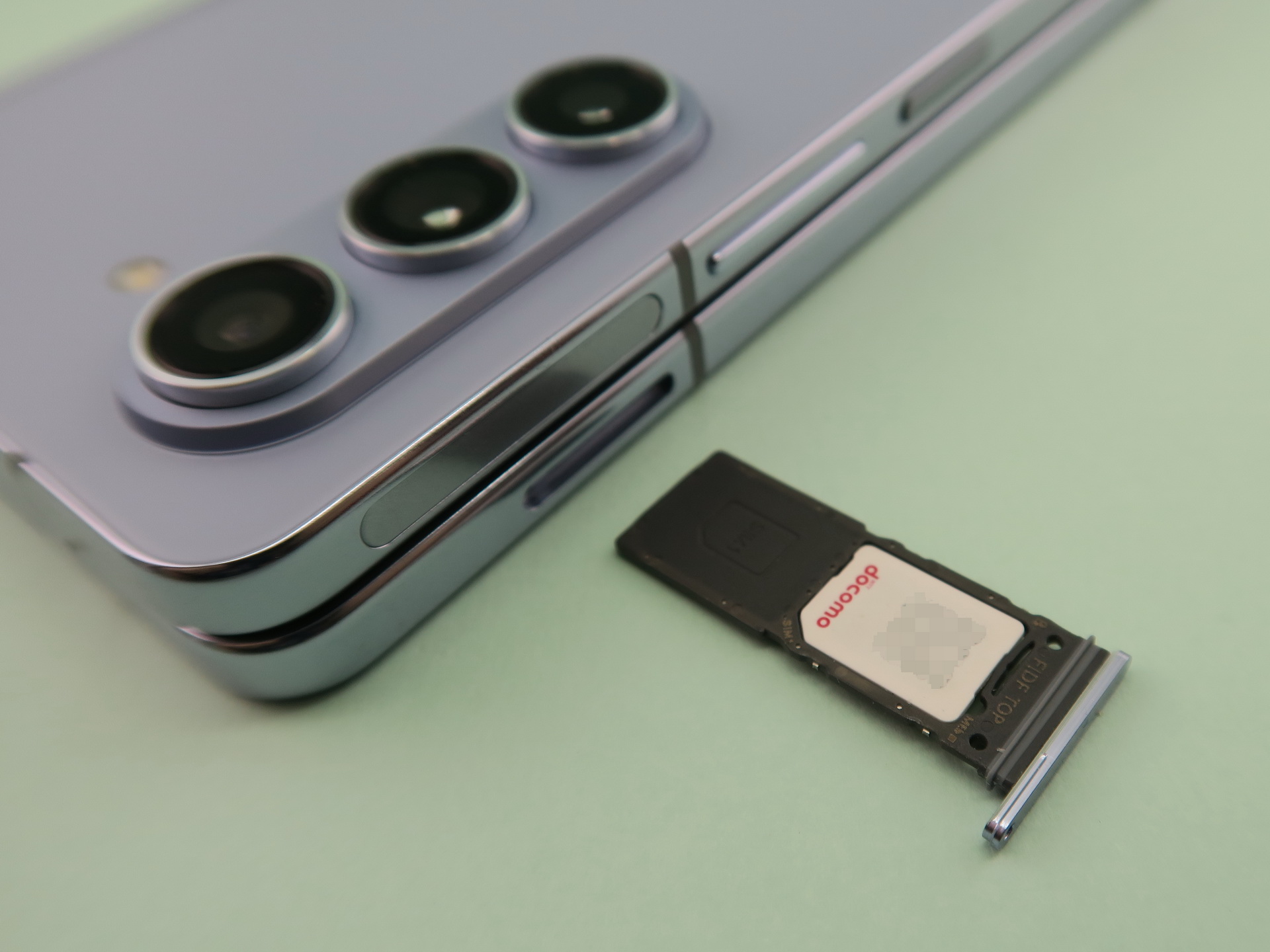 本体の左筐体（下側）にピンを挿すと、取り出すことができるSIMカードトレイ。nanoSIMカード1枚のみを装着が可能