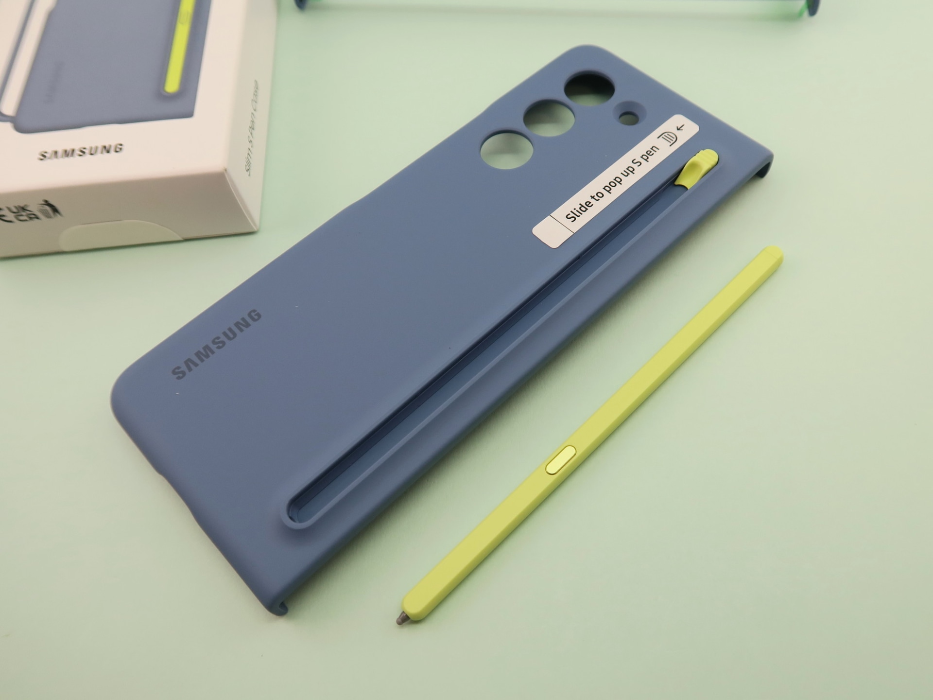 「Slim S Pen Case」からSペンを取り外したところ。Sペンは細いが、ボタンもあり、手書き入力やホバーなどの機能も使える