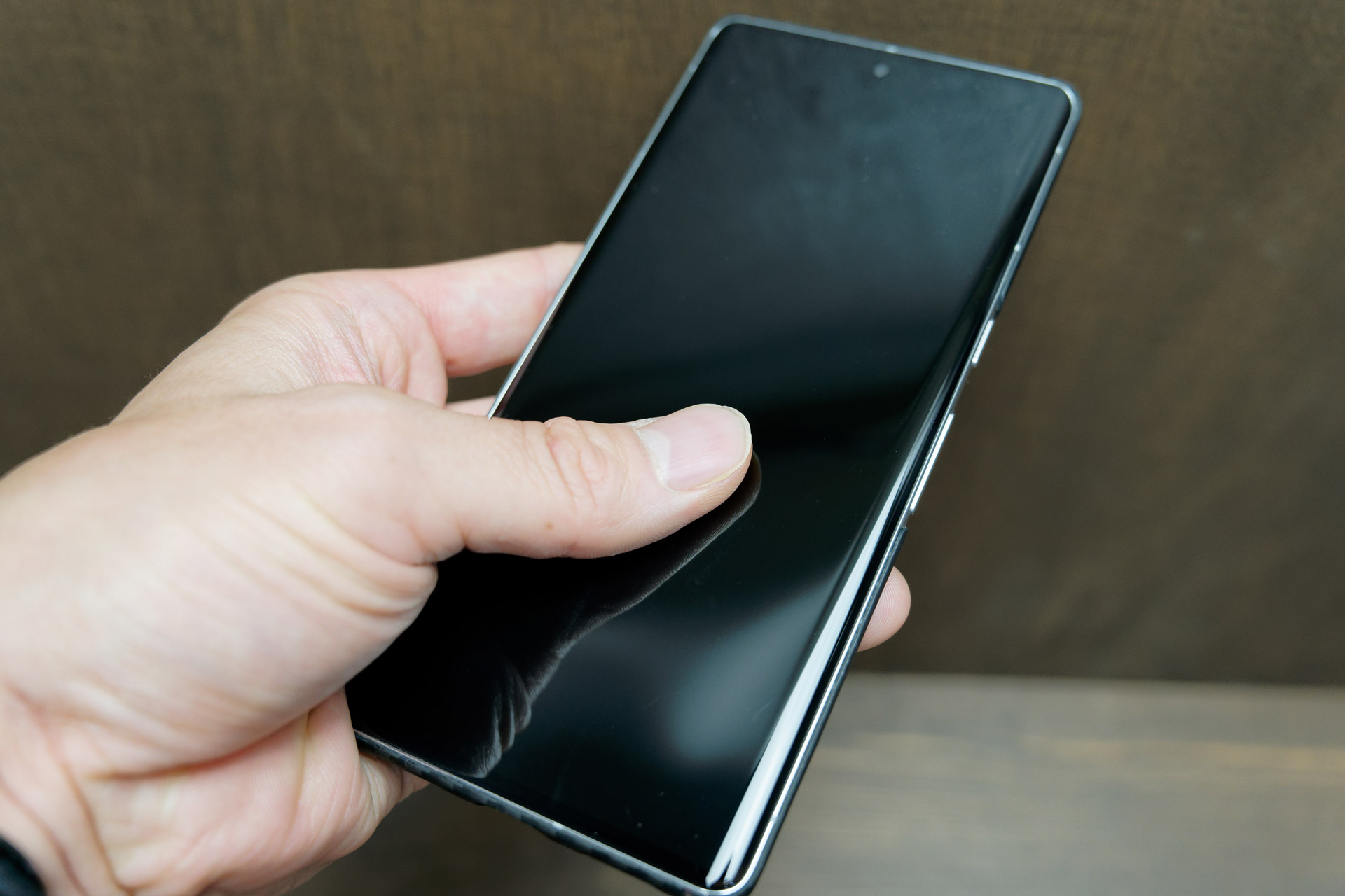 画面がオフだと指紋センサーが反応しない