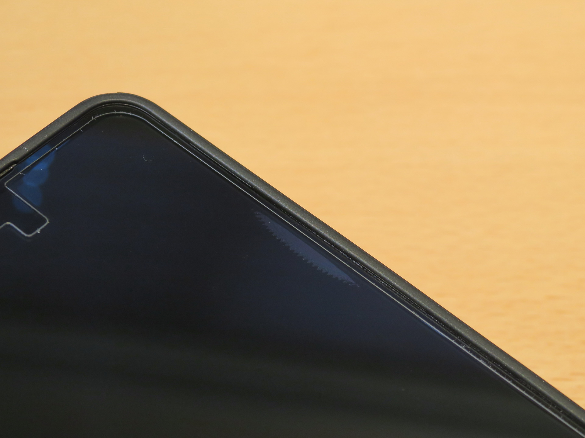 うまく貼れたつもりだったが、数日後、糊がめくれたのか、右側面の上付近にすこし浮きができてしまった。お値段も高いので、貼り直しは見送り