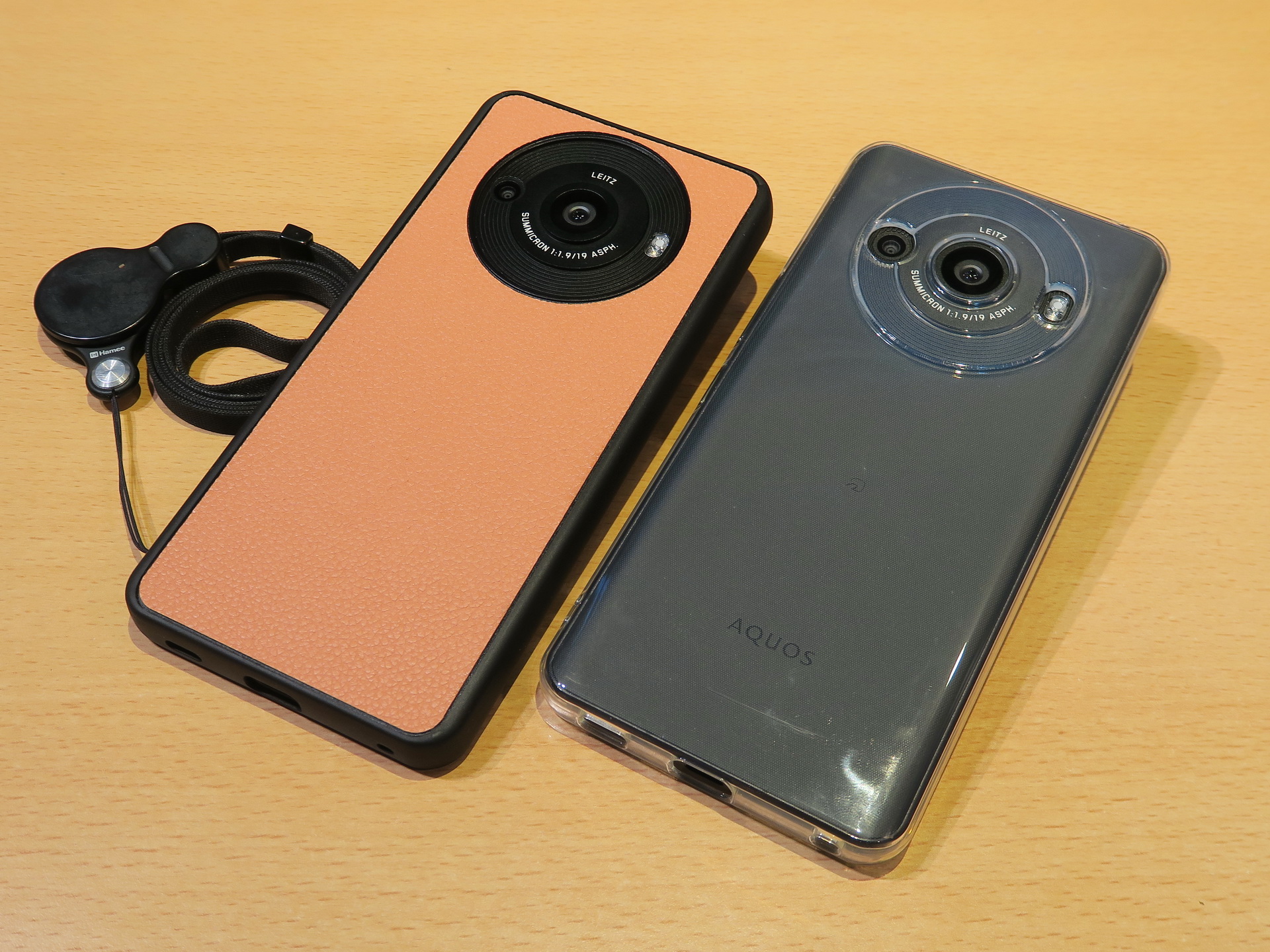 一般的なケースは右側のように、カメラ部を除き、背面全体を覆う形状だが、「AQUOS R8 pro」は放熱効果を高める大型のカメラリングを備えているため、カメラリングが露出したタイプがベター。筆者はLooCoの「「Luxury-Shell Series」AQUOS R8 Pro用」（左）というケースを買って、装着してみた。