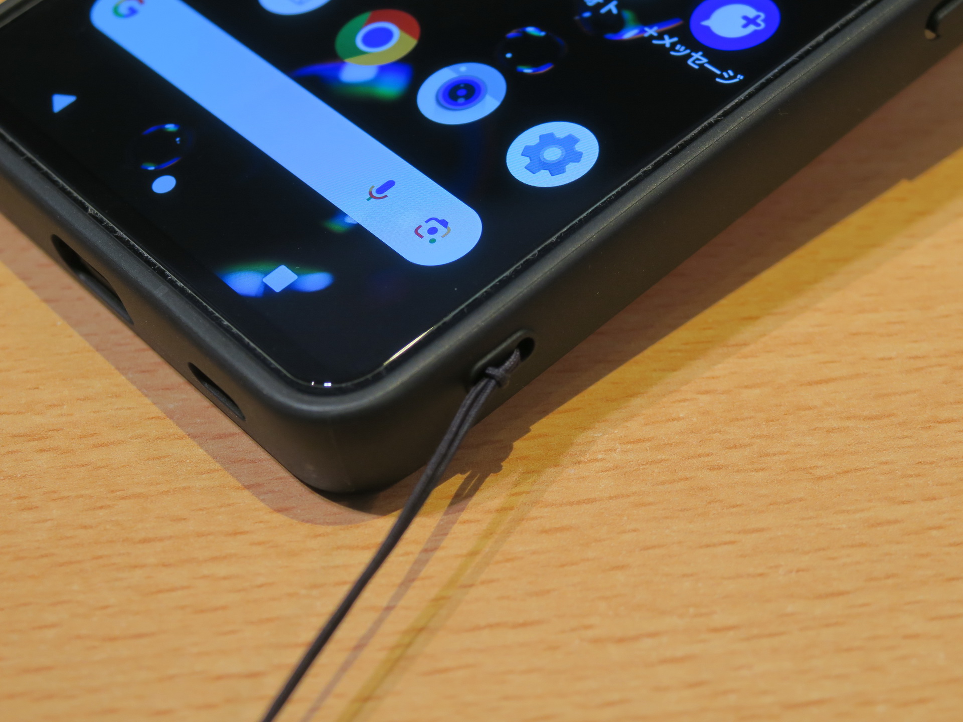 形状も質感も気に入っているのだが、ストラップホールが右側なので、個人的にちょっと使いにくい気が……