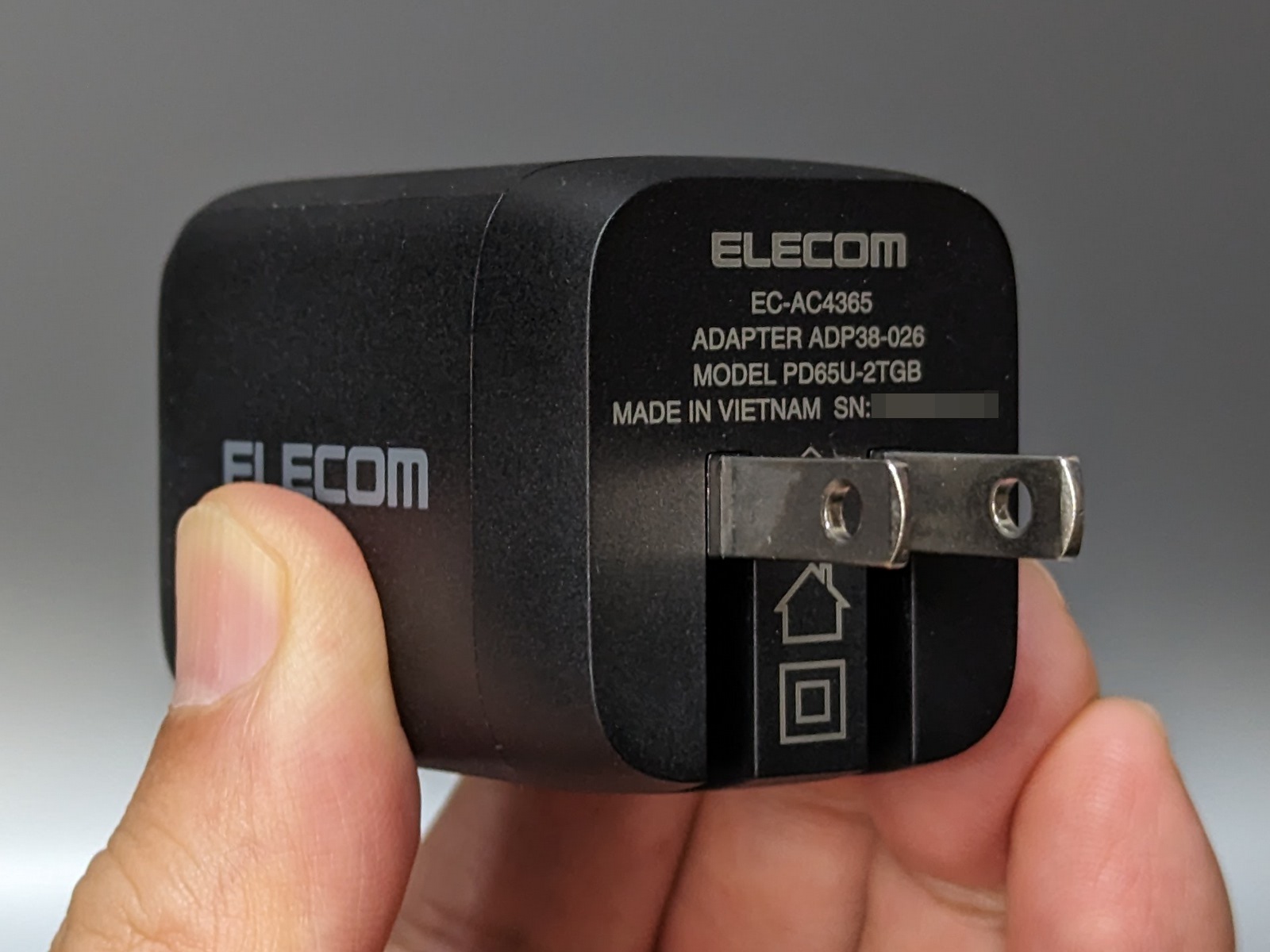 背面。プラグは折りたためるのでバッグの中で荷物を傷つける恐れも低い