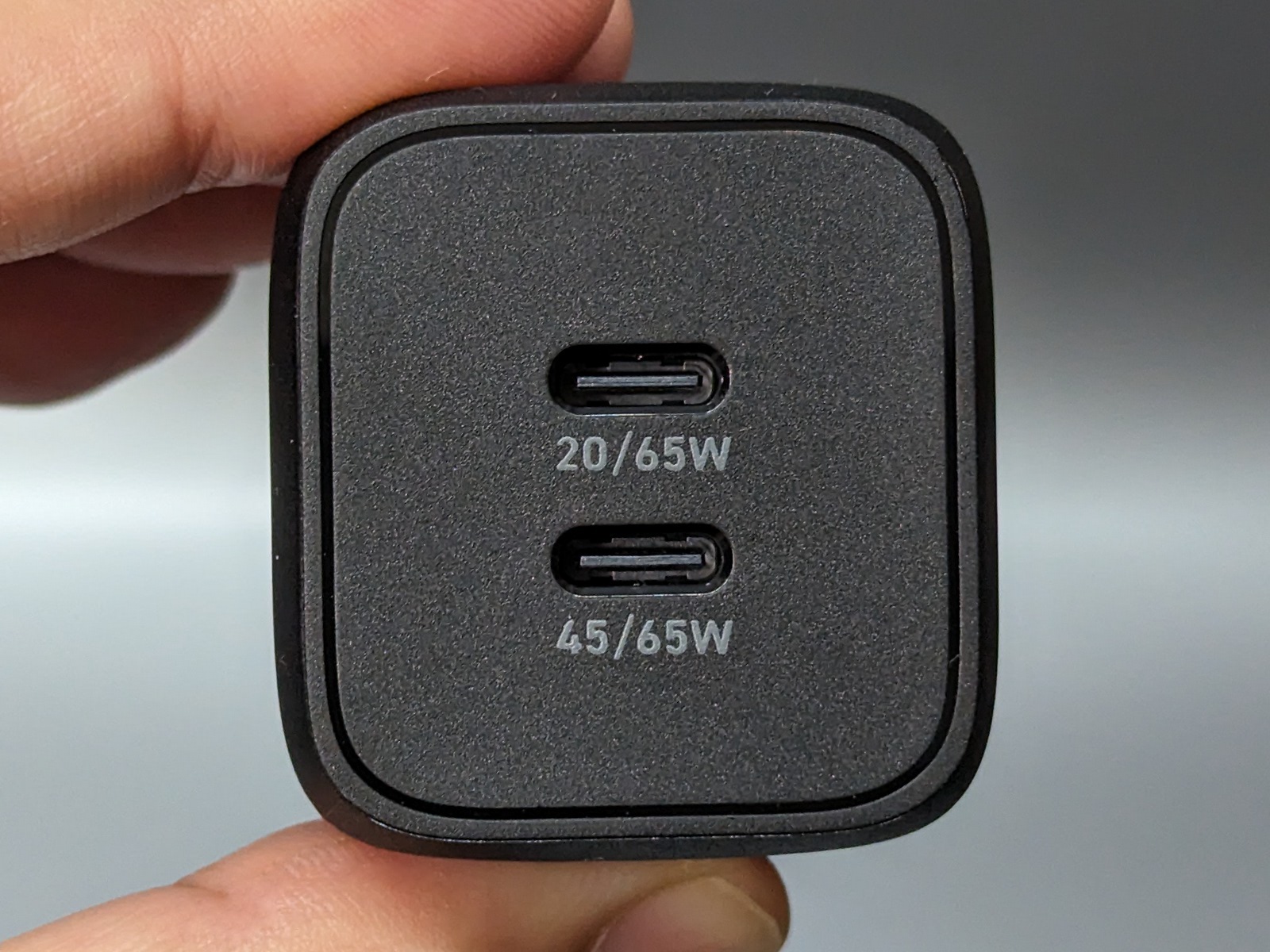 2ポートを搭載する。出力がきちんと書かれているのでわかりやすい