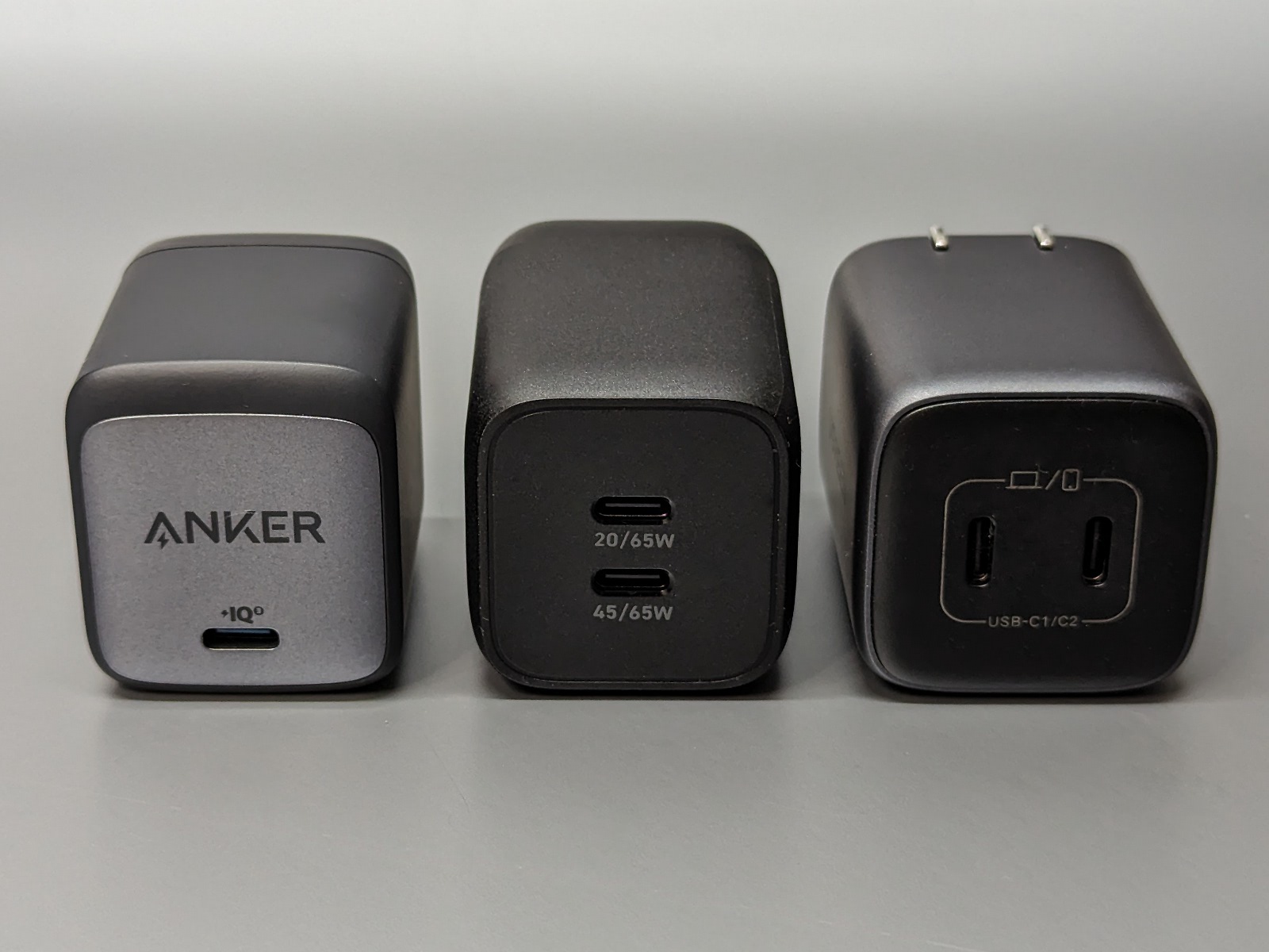 Ankerの65W（左）、本製品（中）、前回紹介したUGREENの「Nexode Mini 45W」（右）の比較。断面積は本製品がもっともコンパクトだ