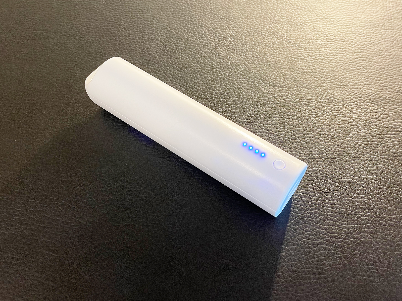 マクセルのモバイルバッテリー「MPC-CS5001」。太めのマーカーペンくらいのサイズです。