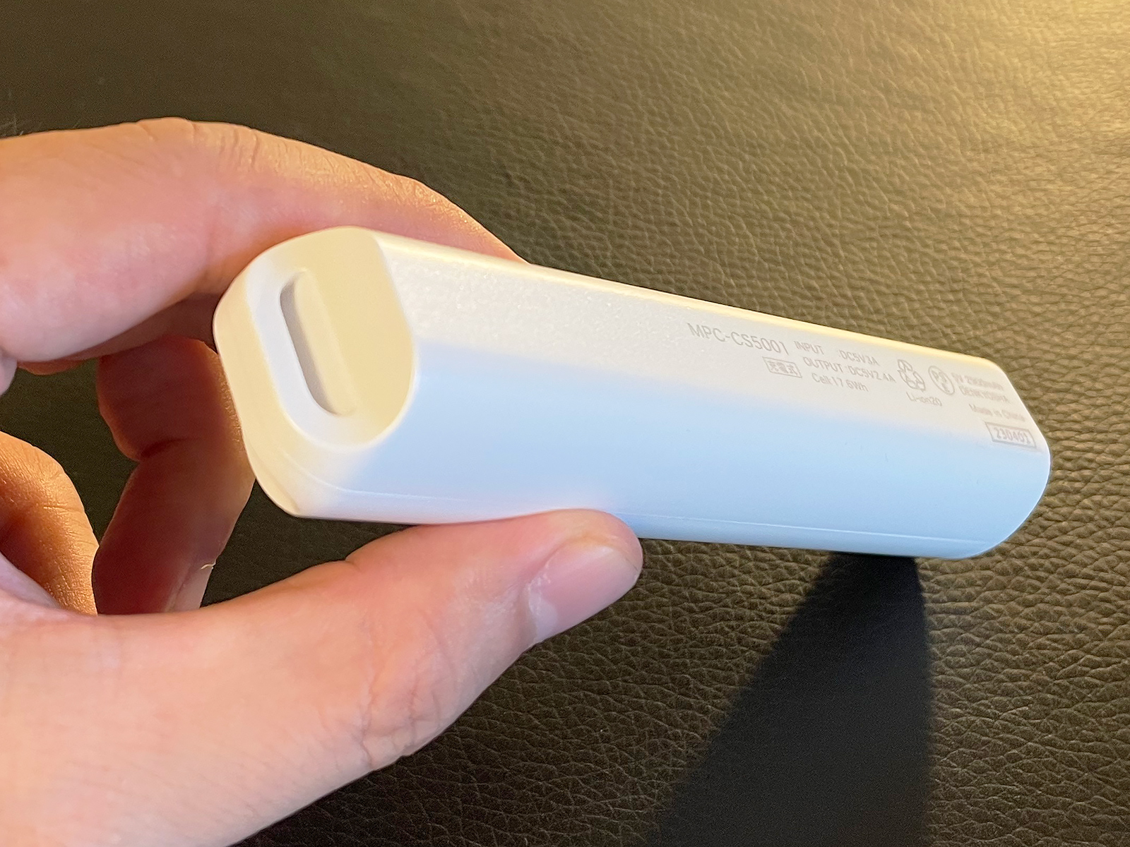 ストラップなどをつけられる取っ手があります（ぶら下げて持つのは非推奨とのこと）。