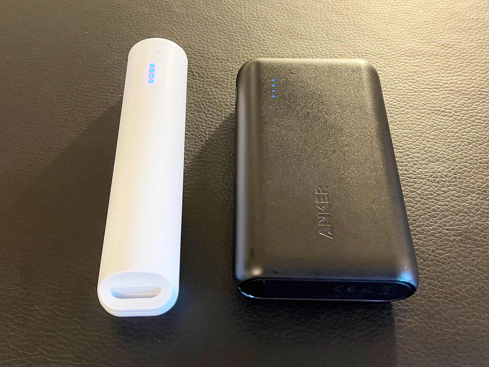 筆者が普段使いしているAnkerのモバイルバッテリーと比較してもこのサイズ。