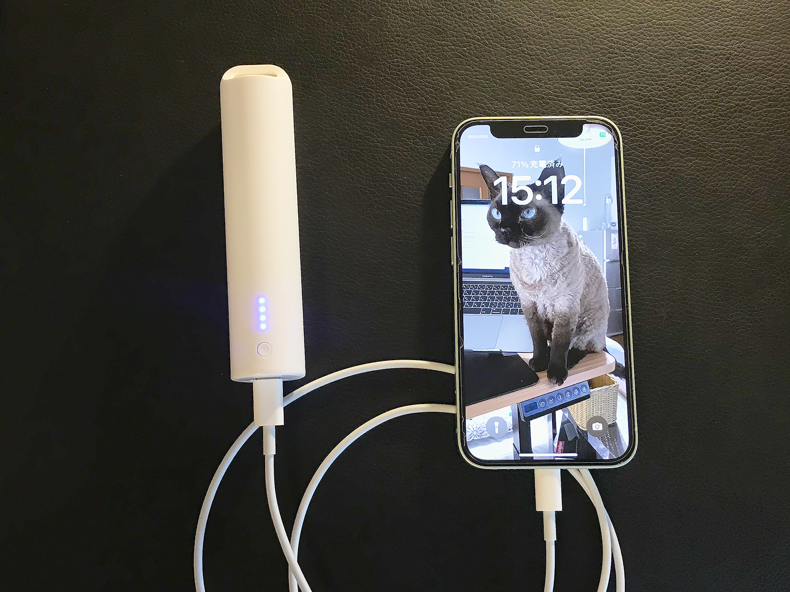 iPhone 12 miniに充電してみた様子。満充電しても残容量に余裕がありました。