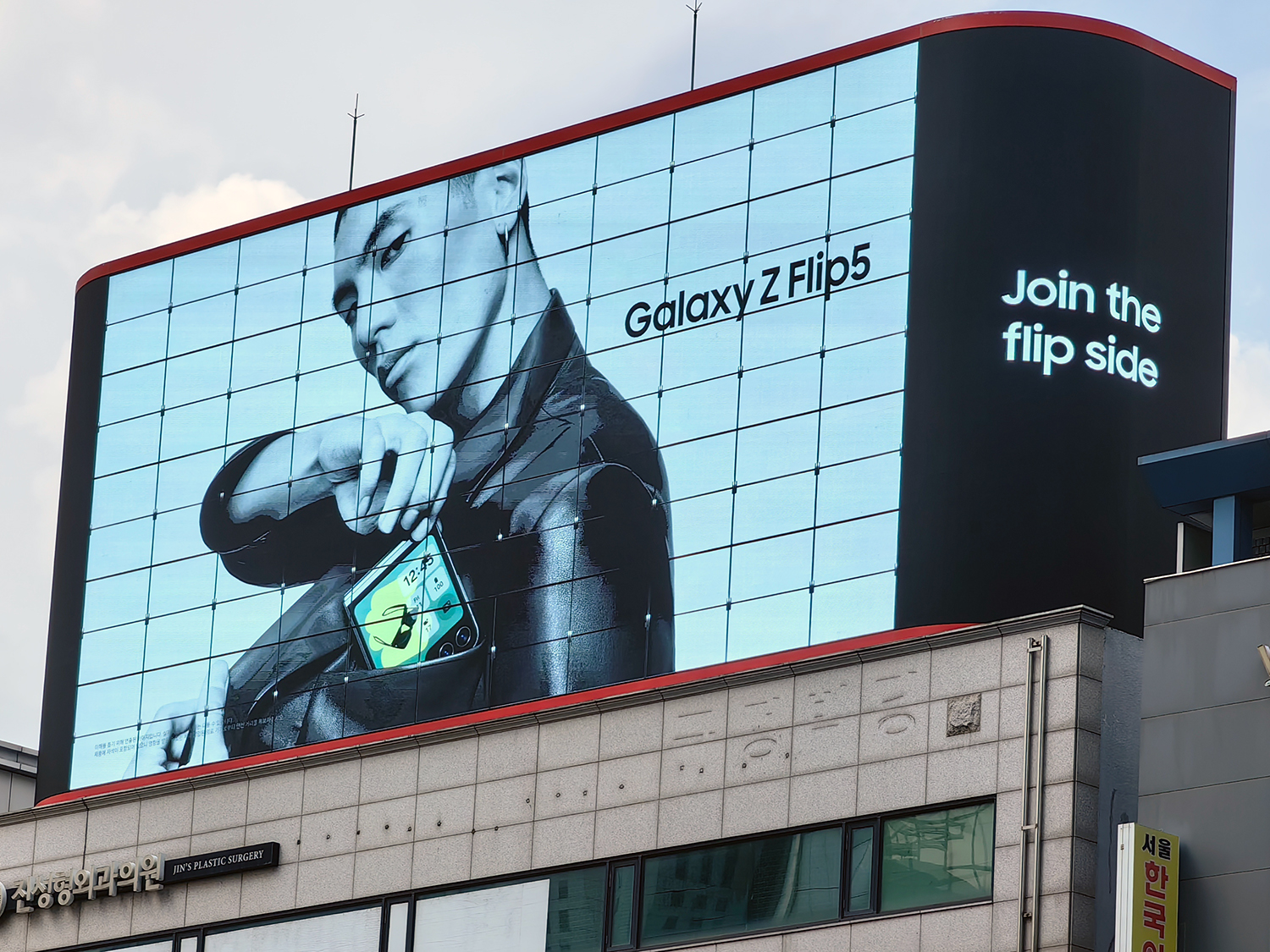 ソウルのデジタルサイネージのいたるところでGalaxy Z Fold5 / Flip5の広告を見た