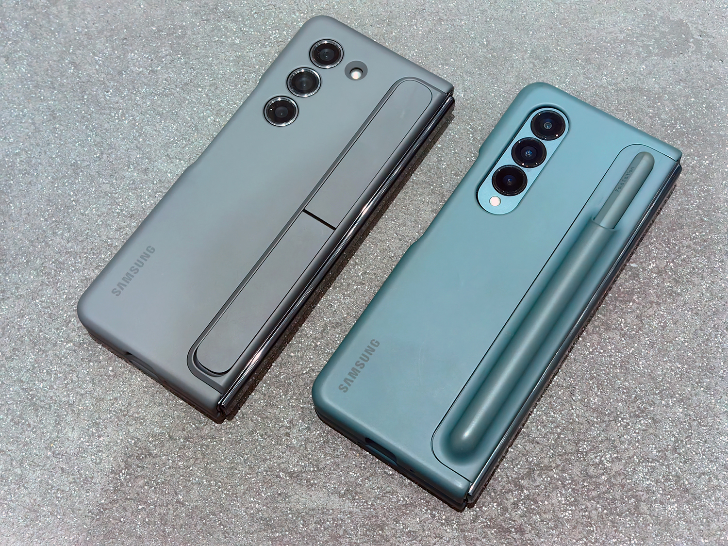 パーツ交換でスタンドやSペン収納ができる。左がGalaxy Z Fold5用、右がGalaxy Z Flip4用
