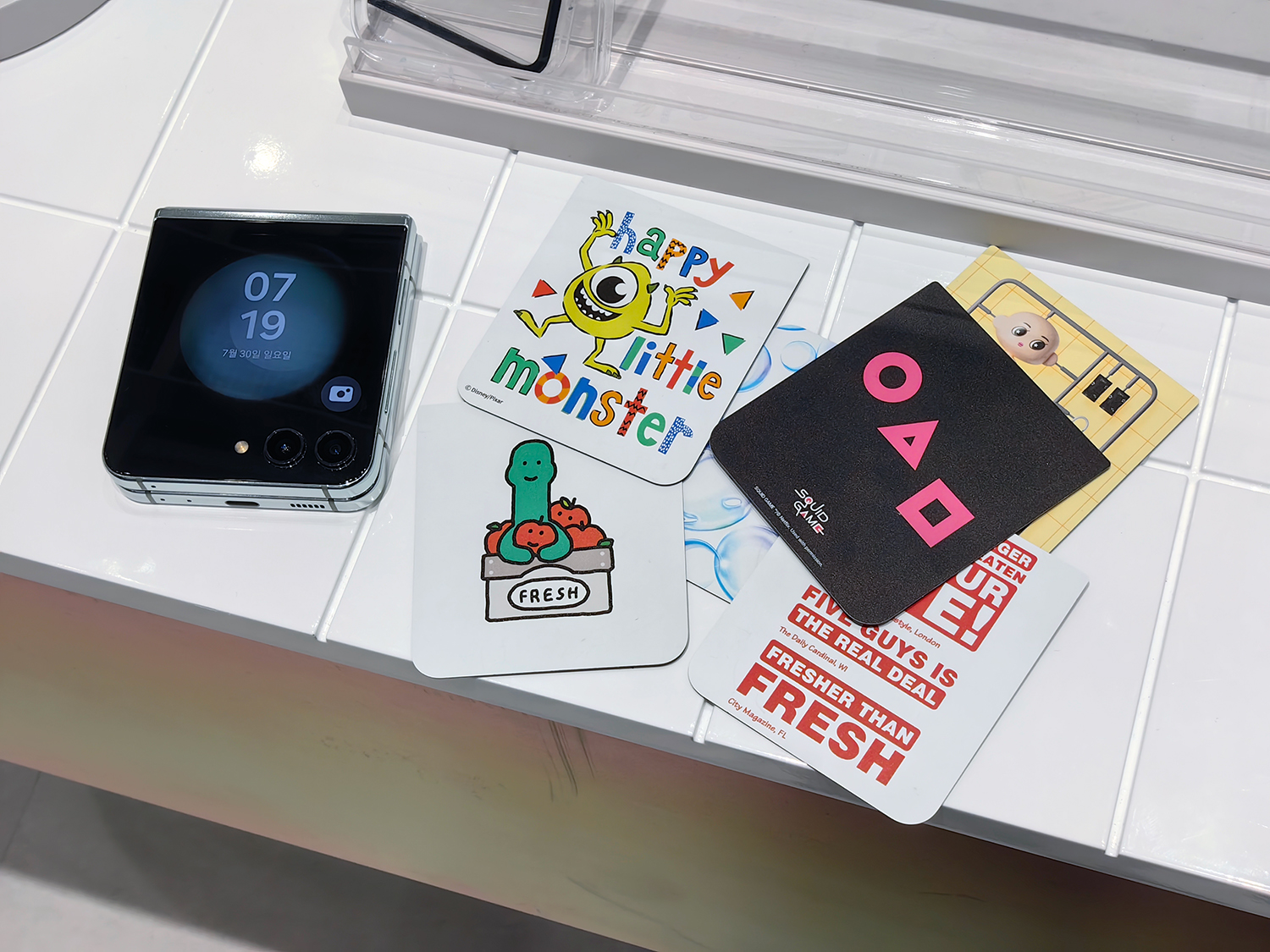 NFCパネルで外画面の壁紙も着せ替え出来るケース