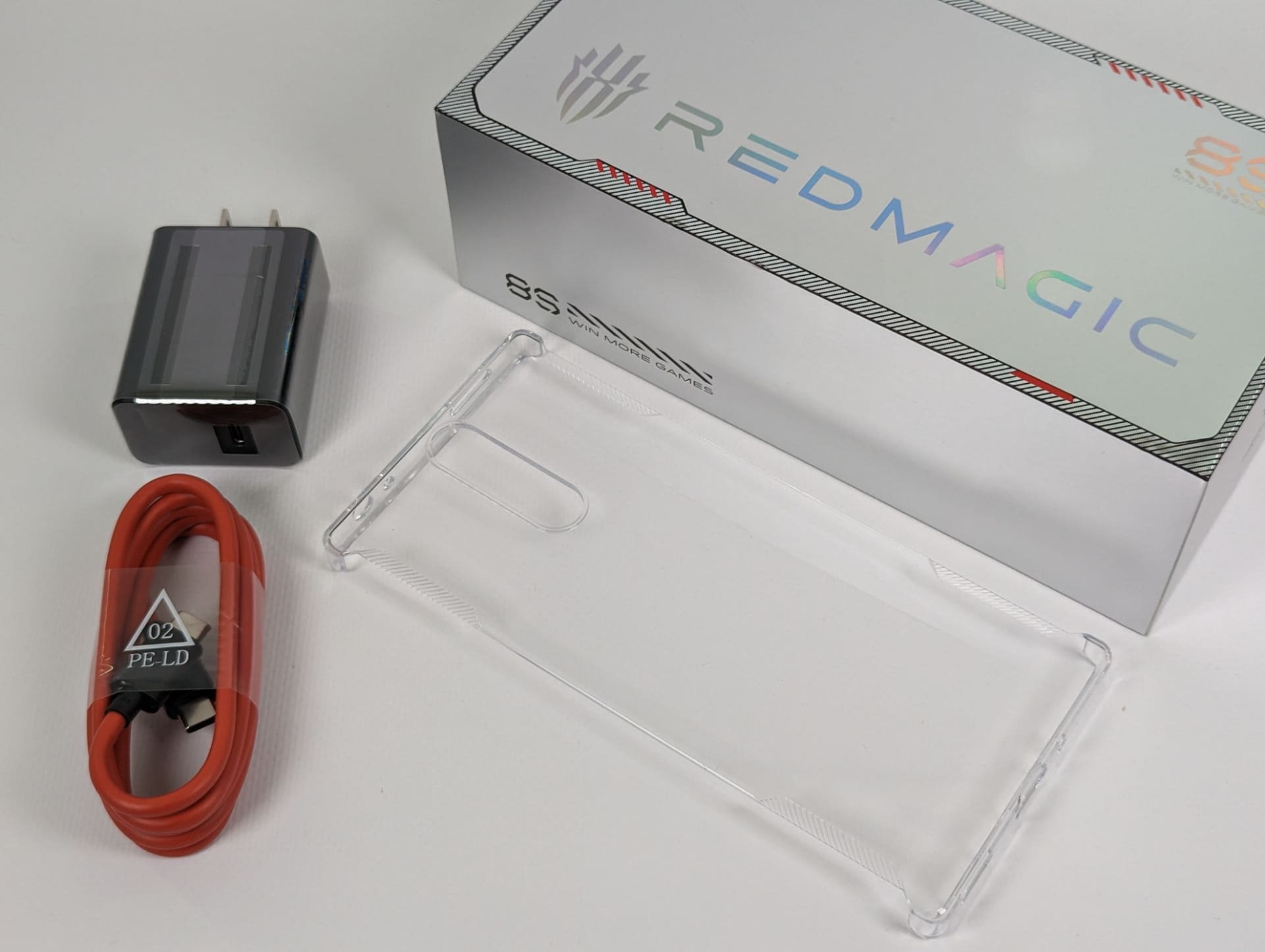 メタリックシルバーの外箱にブランドロゴが虹色であしらわれ、ゲーミング向けらしいデザインとなっている