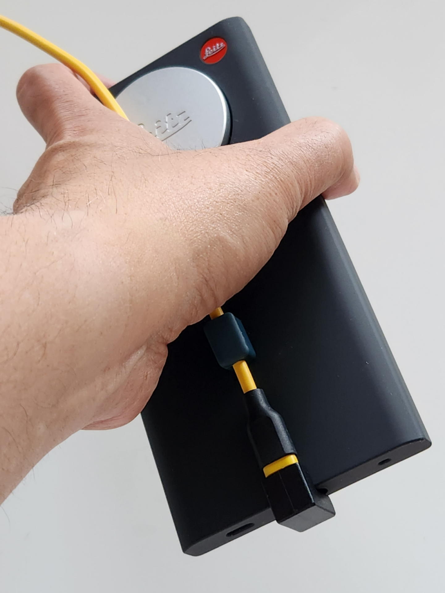 筆者の寝室で充電しながら上向き寝ころびスタイルの時はこれ