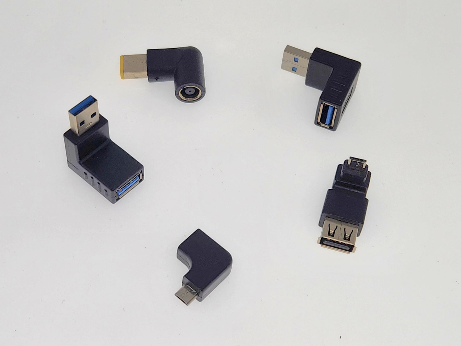 ポート種類の変更やオス・メス変換、歴史の壁を超えるアダプターなどなどのついでに角度を90度変える変更デバイスはこの世界では常識だ