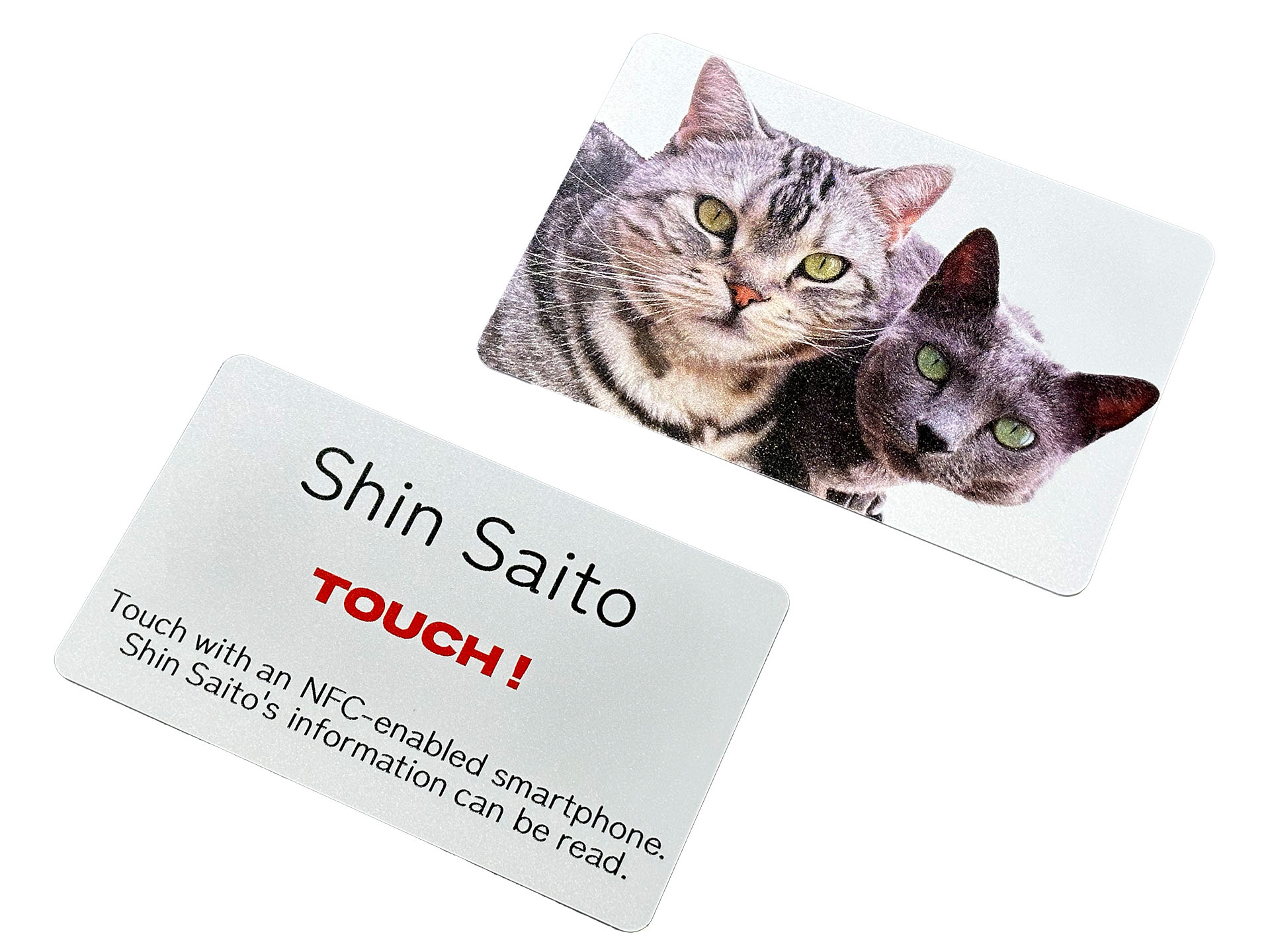 オリジナルデザインのものも注文してみた。写真や文字を入れられる。これは1枚のカードの片面に写真、もう片面に文字を入れたもの。あ……日本語をAIで英語翻訳させた文章を深く考えずに入れたが、これ、意味的にちょっとヘンかも!?　ちなみに光の加減で印刷が粗いように見えるが、写真は高精細で色鮮やか、文字もクッキリしていて、キレイなできばえである。