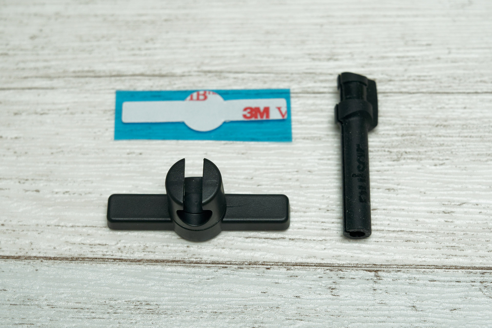 小さなパーツで構成される「マイクロバンジーES」。予備の両面テープもある