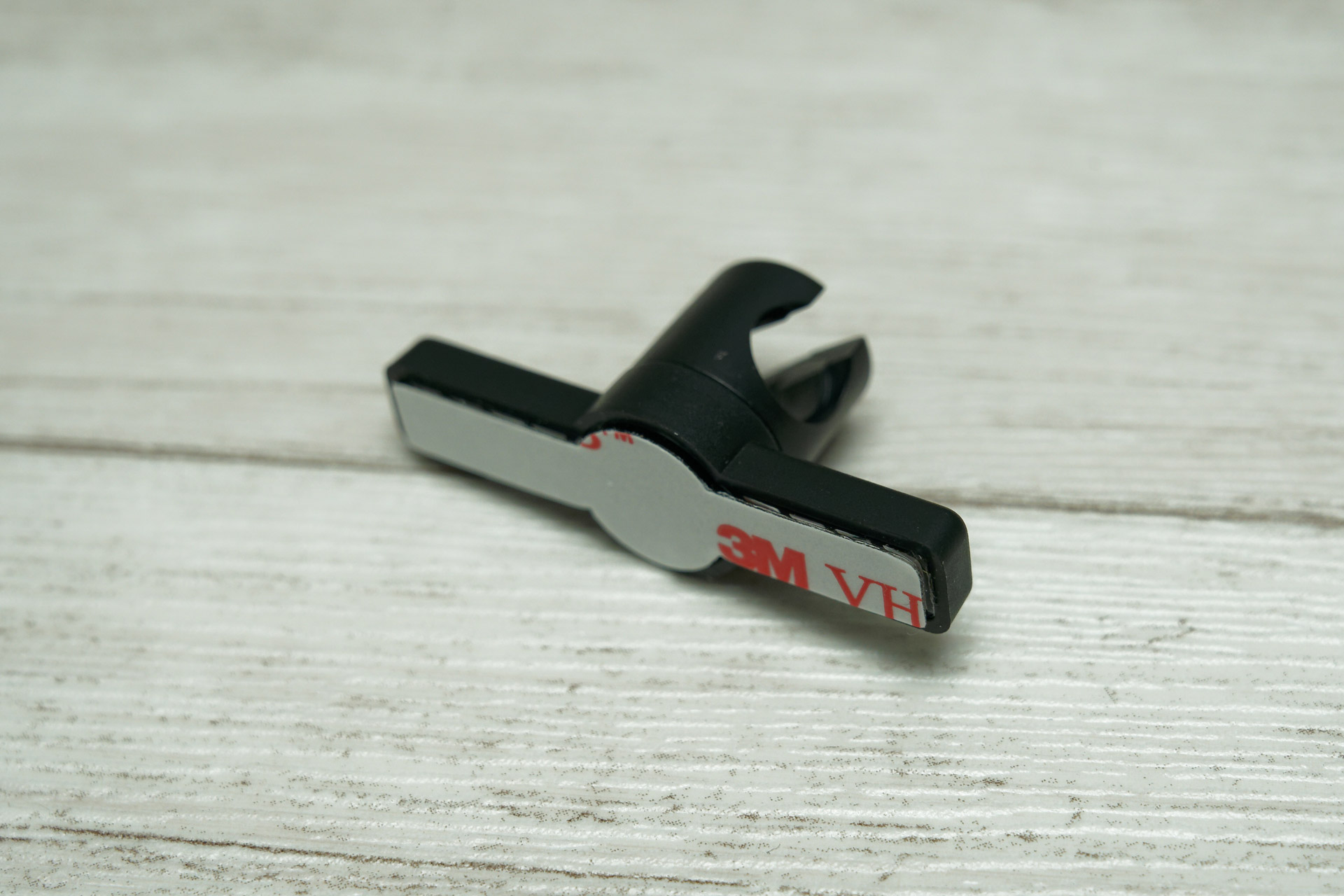 ベース部分の裏側には両面テープが