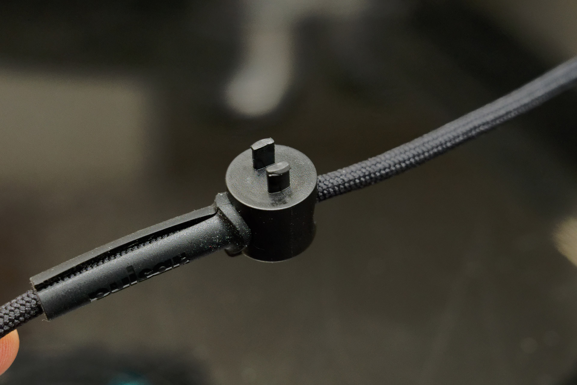 回転する部分は簡単に取り外せる。この状態にするとケーブルをセットしやすい