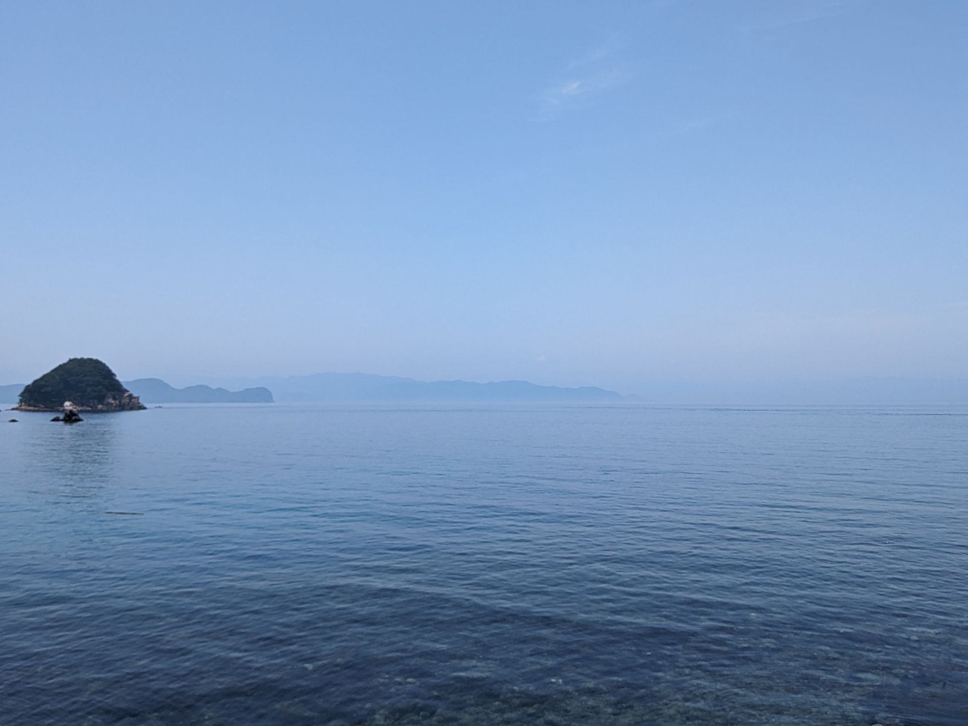 豊後水道を撮ったカット。海と空の境界線、そしてそれらのグラデーションが素晴らしい。連続感が美しいではないか。