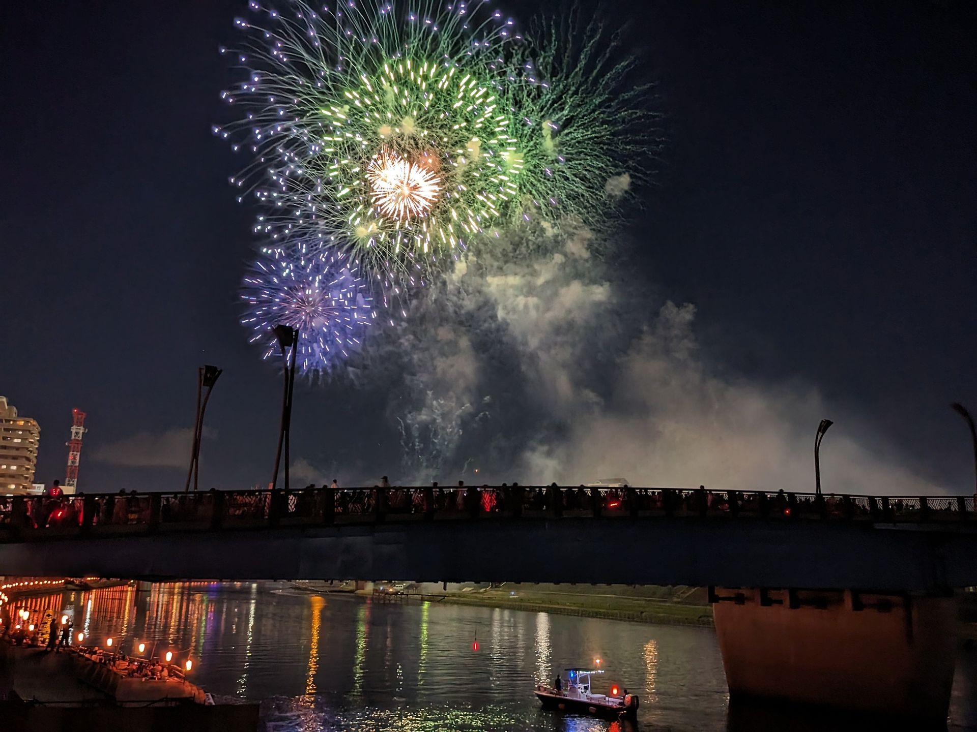 静岡・沼津狩野川の花火大会。シャッターを押すだけの通常モードで美しい大輪の姿を「Pixel Fold」はキャプチャーした。橋の上にいる人々と川面に浮かぶ警戒船の姿もちゃんと描写しているのに驚く。