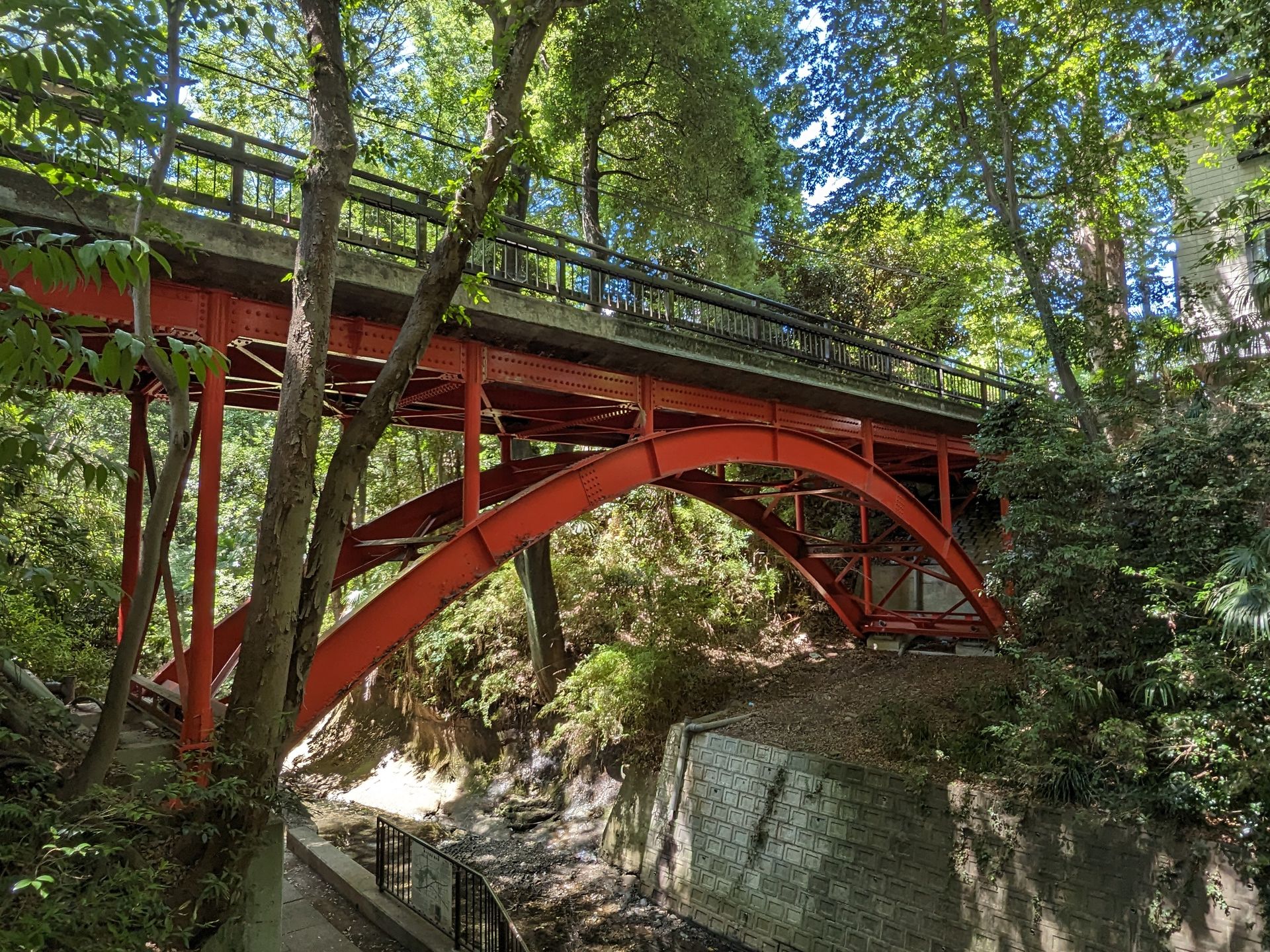 東京23区内唯一の渓谷、世田谷の等々力渓谷をブラブラした。かなり日射しが強く高コントラストだったが、「Pixel Fold」は赤いゴルフ橋の姿を鮮やかかつバランスよく写しだした。さすがコンピュテーショナルフォトグラフィーの雄、グーグル製の端末である。