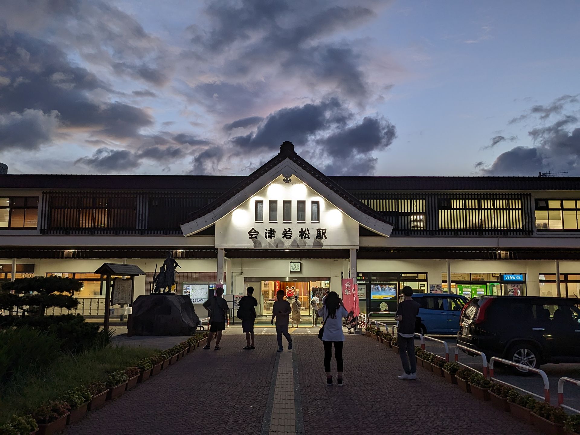 青春18きっぷで訪れた福島・会津若松。日没時の駅舎が美しく、旅行者が撮影をしていた。その様子をやや離れた場所から撮影した。肉眼に近いムーディーな仕上がりはとても好感が持てる。いい雰囲気だ。