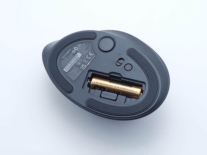 背面に電源とDPI切り替えボタン。単3電池ボックスの横に、2.4GHz帯接続用のUSBレシーバーが収納できる