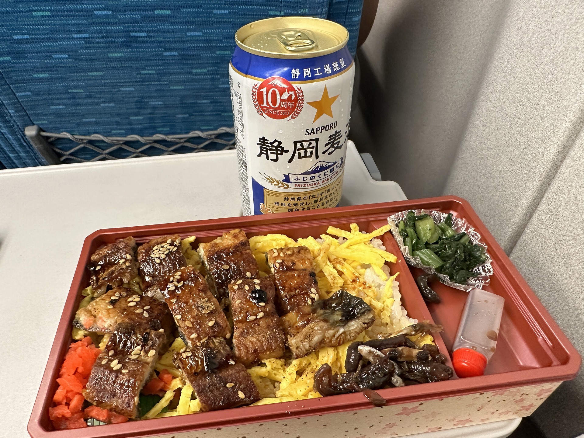 ちょっと悔しいので、新幹線内で「うなぎまぶし」のお弁当を食べた