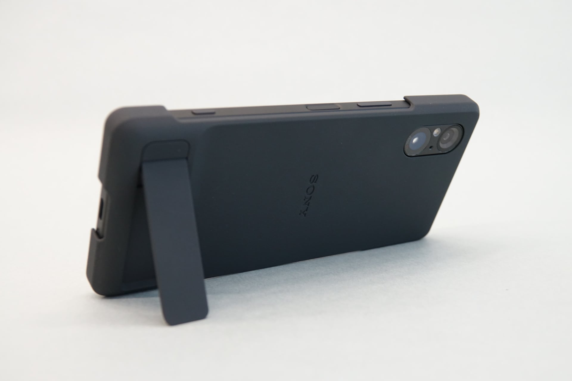 専用ケースは縦置きも角度が工夫され使いやすくなった