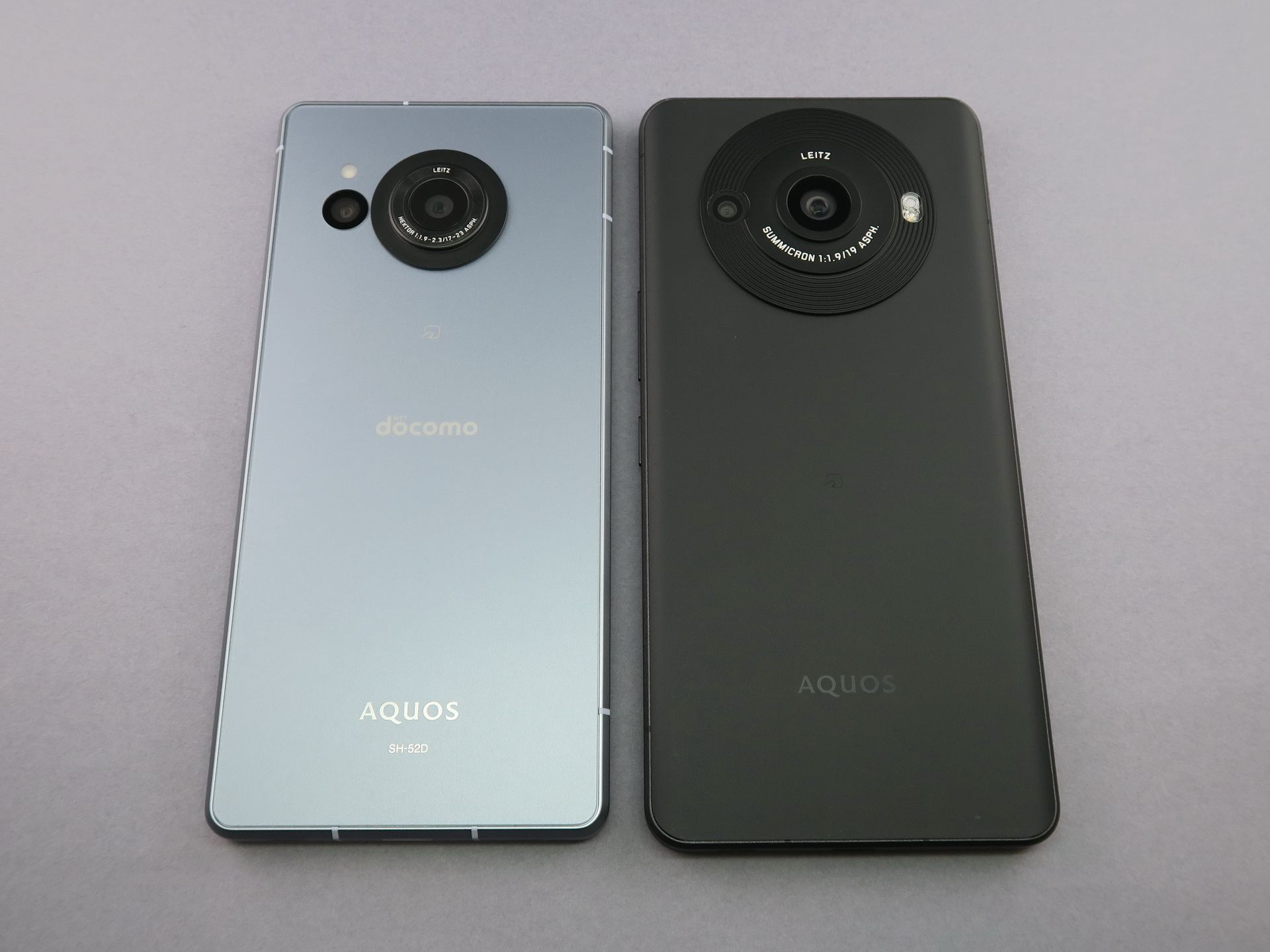 「AQUOS R8」（左）と「AQUOS R8 pro」（右）の背面。「AQUOS R8」はカメラ部がコンパクトで落ち着いたデザイン