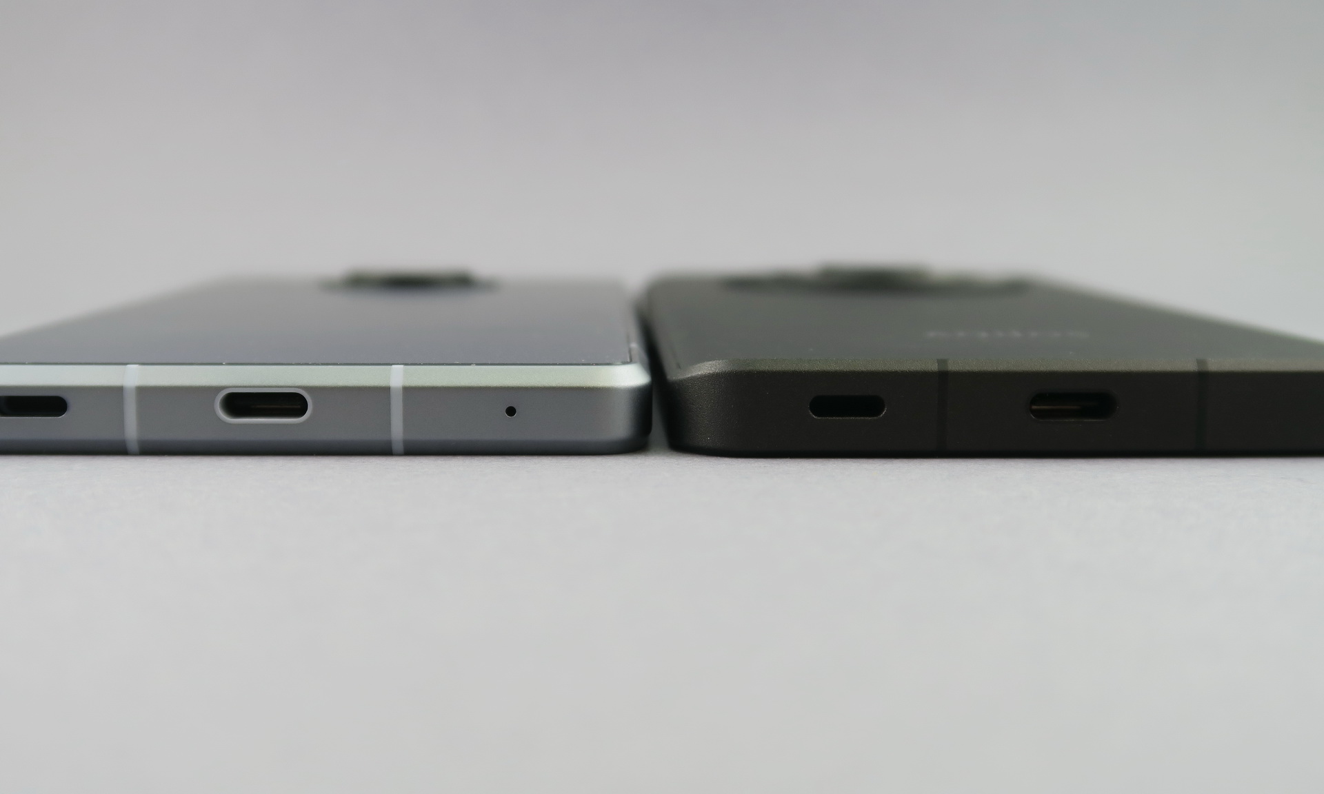 「AQUOS R8」（左）と「AQUOS R8 pro」（右）を下部から見たところ。「AQUOS R8」の方が薄く、側面の湾曲している部分も小さい。持ったときの印象もスリム