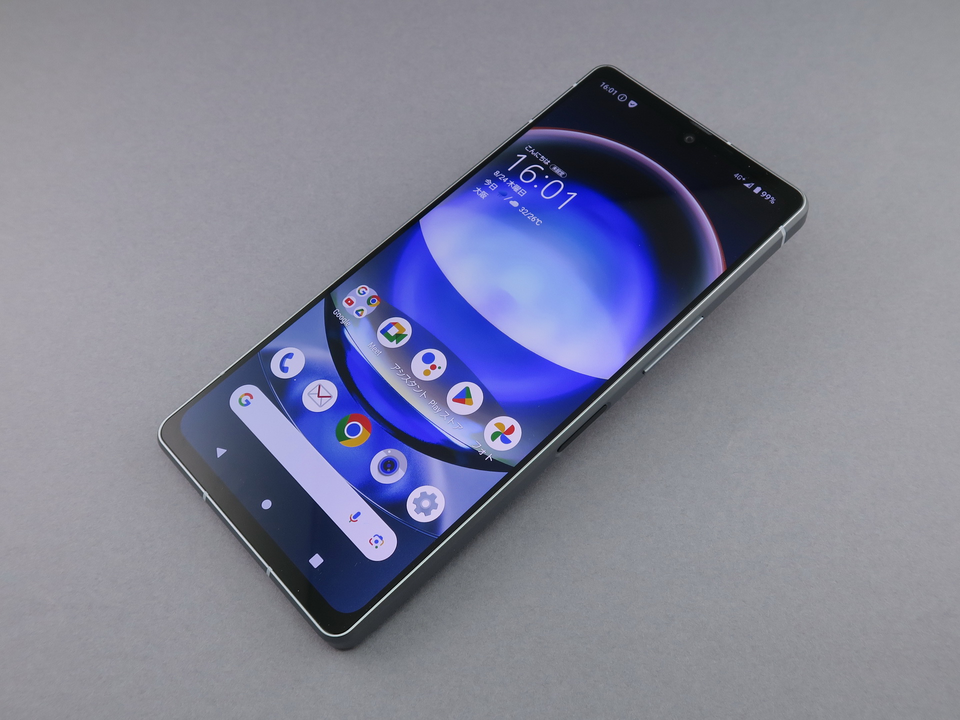 NTTドコモ／シャープ「AQUOS R8 SH-52D」、159mm（高さ）×74mm（幅）×8.7mm（厚さ）、約179g（重さ）、ブルー（写真）、クリームをラインアップ。オープン市場向け「AQUOS R7 SH-R80」も同仕様