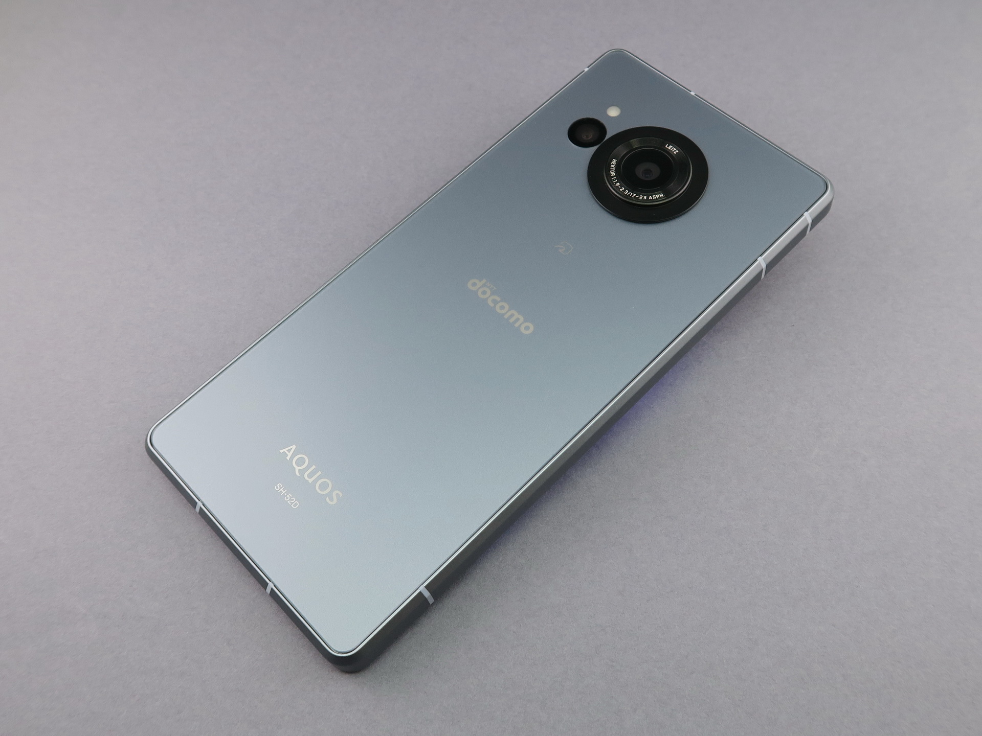 背面は指紋や手の跡が残りにくい仕上げ。最近のシャープ製端末と同じように、カメラはセンターレイアウト