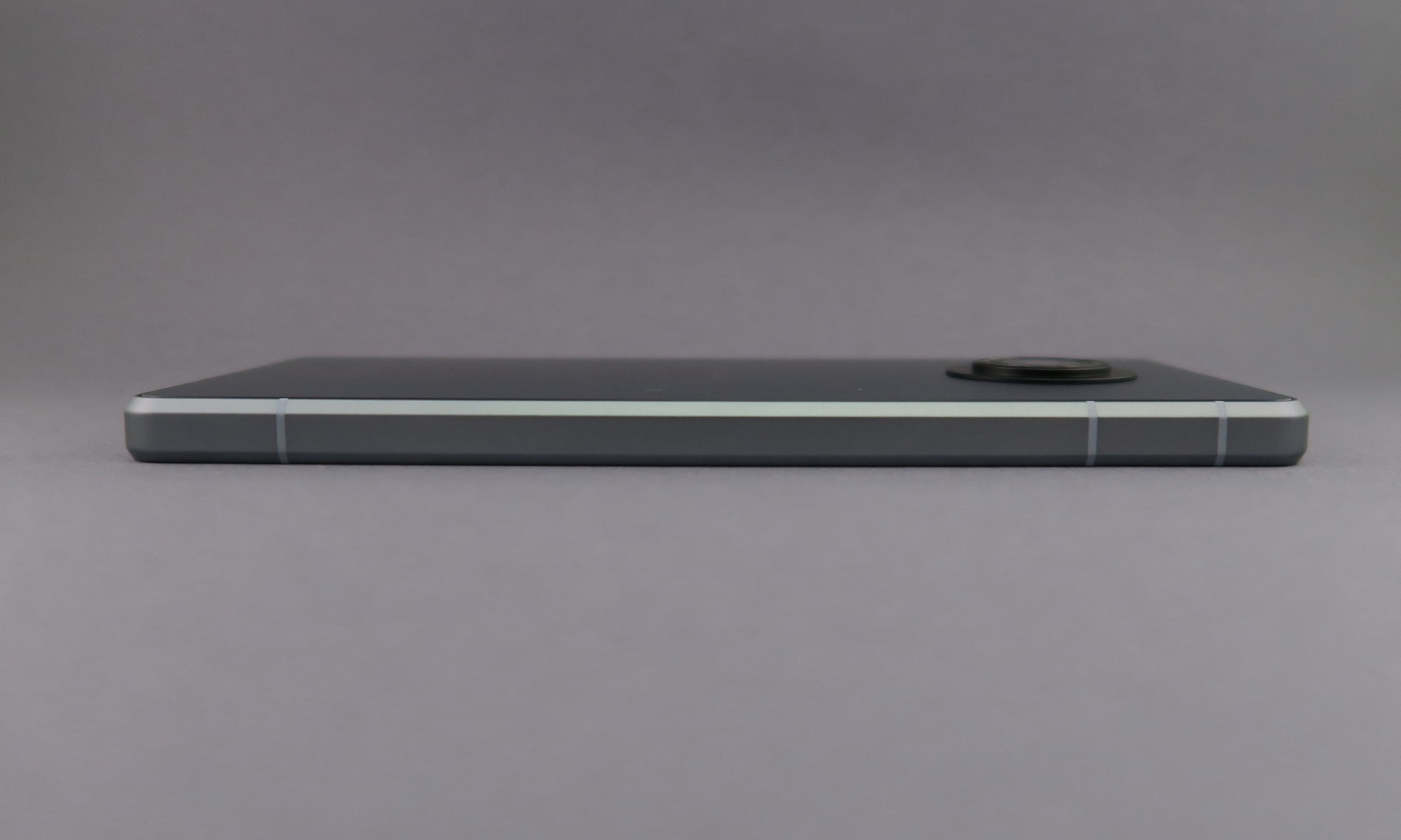 右側面はボタンやスロット類がない仕上げ