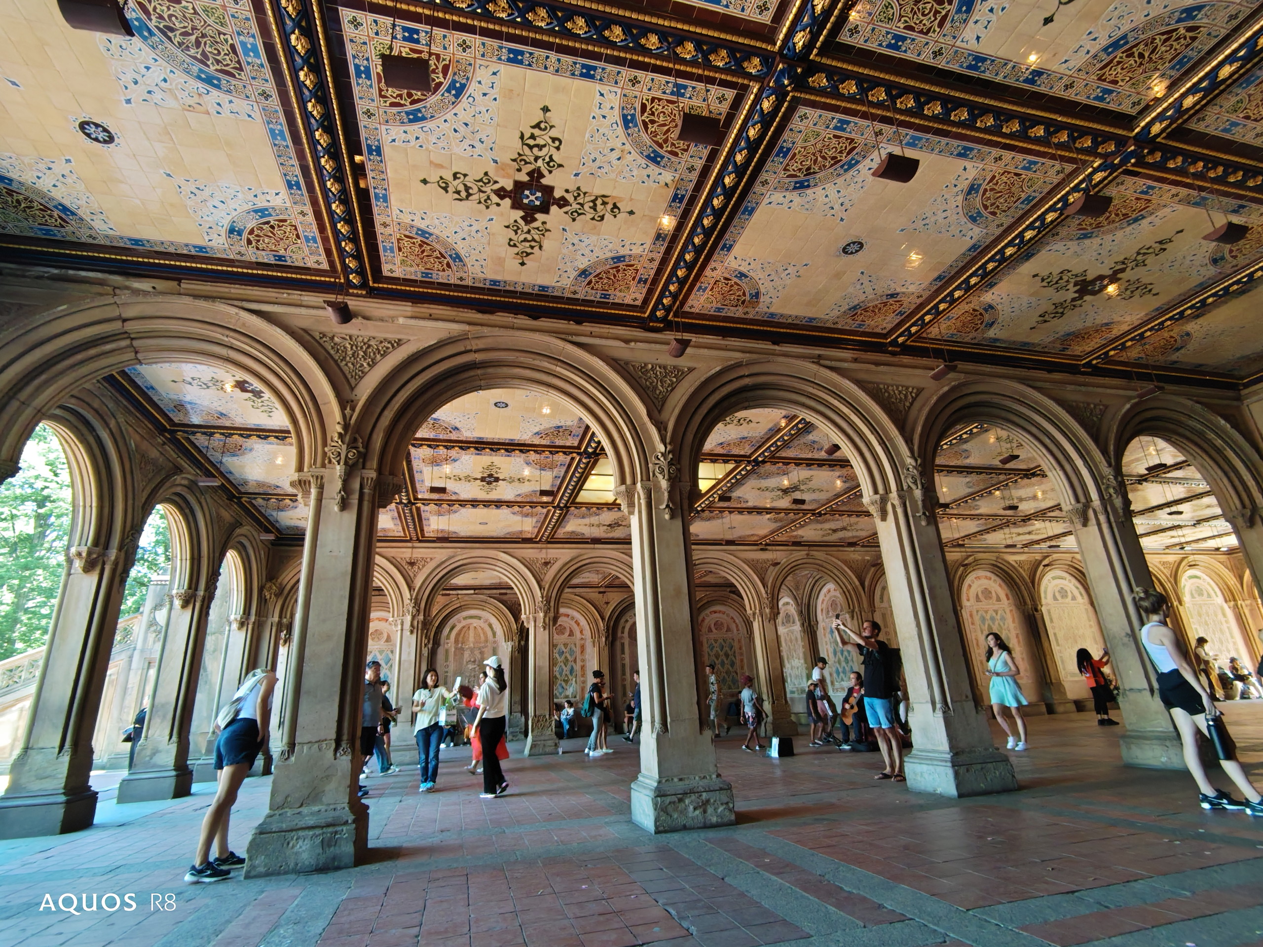 0.6倍の超広角に切り替えて撮影。拡がりのある空間を捉えることができており、天井の絵柄も暗くなることなく、撮影できている